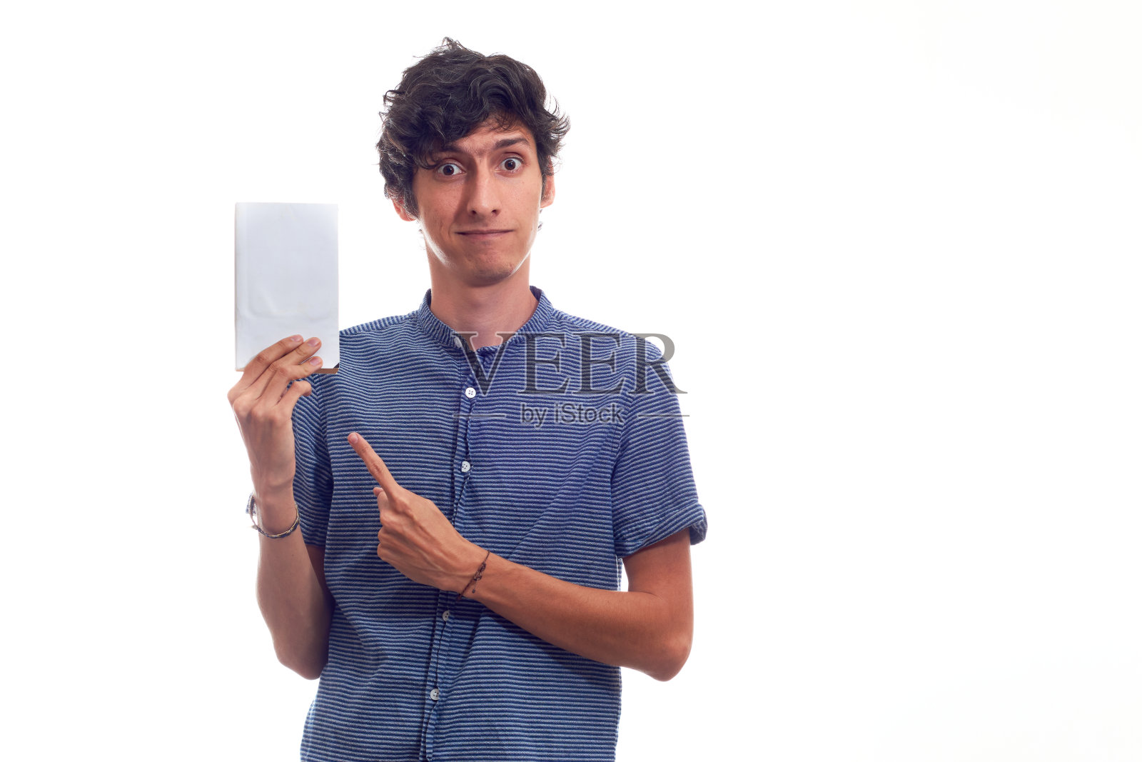 年轻人拿出一本空白的书。孤立的白色背景。照片摄影图片