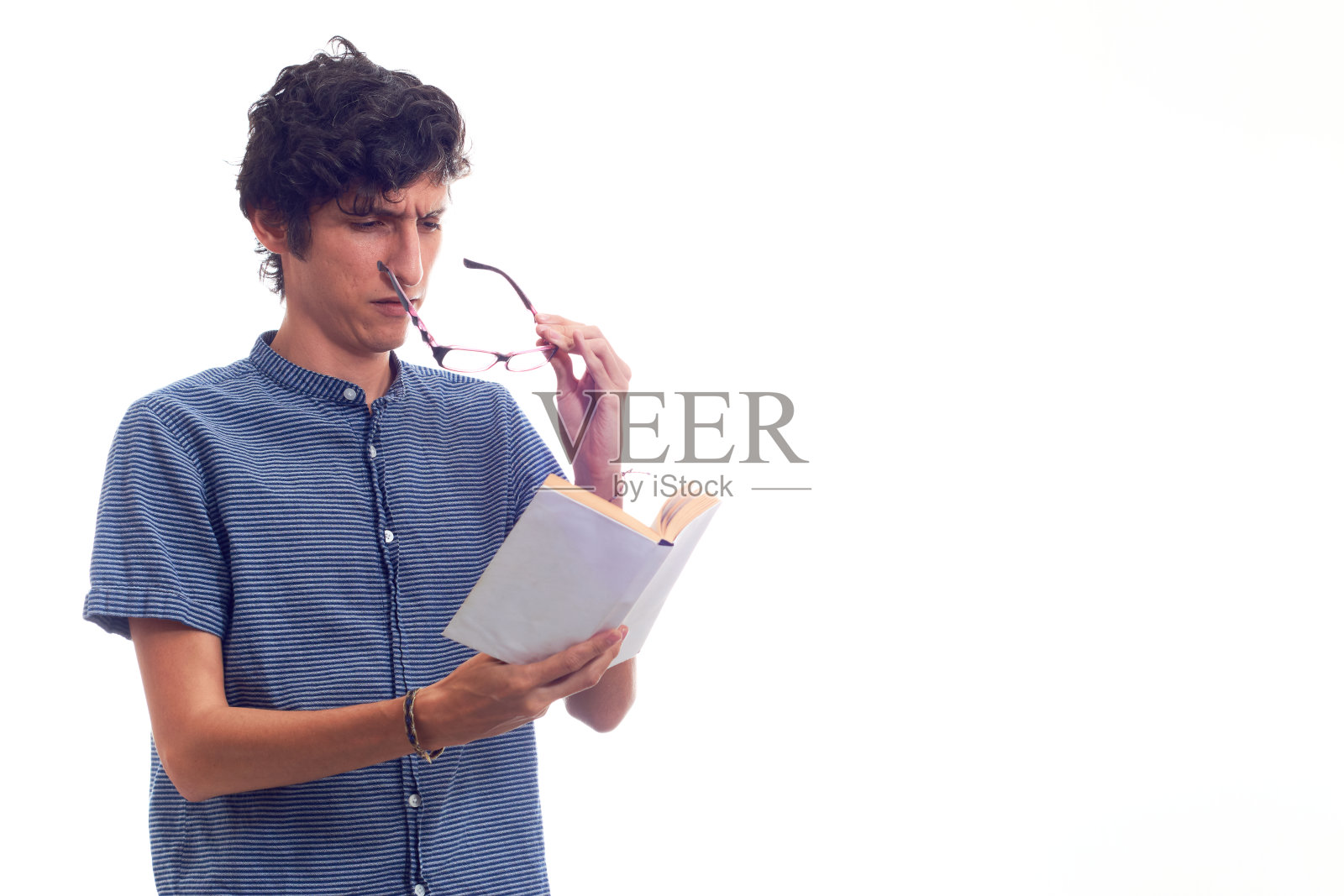 戴眼镜的男人看不清楚，眼睛眯得很厉害。照片摄影图片