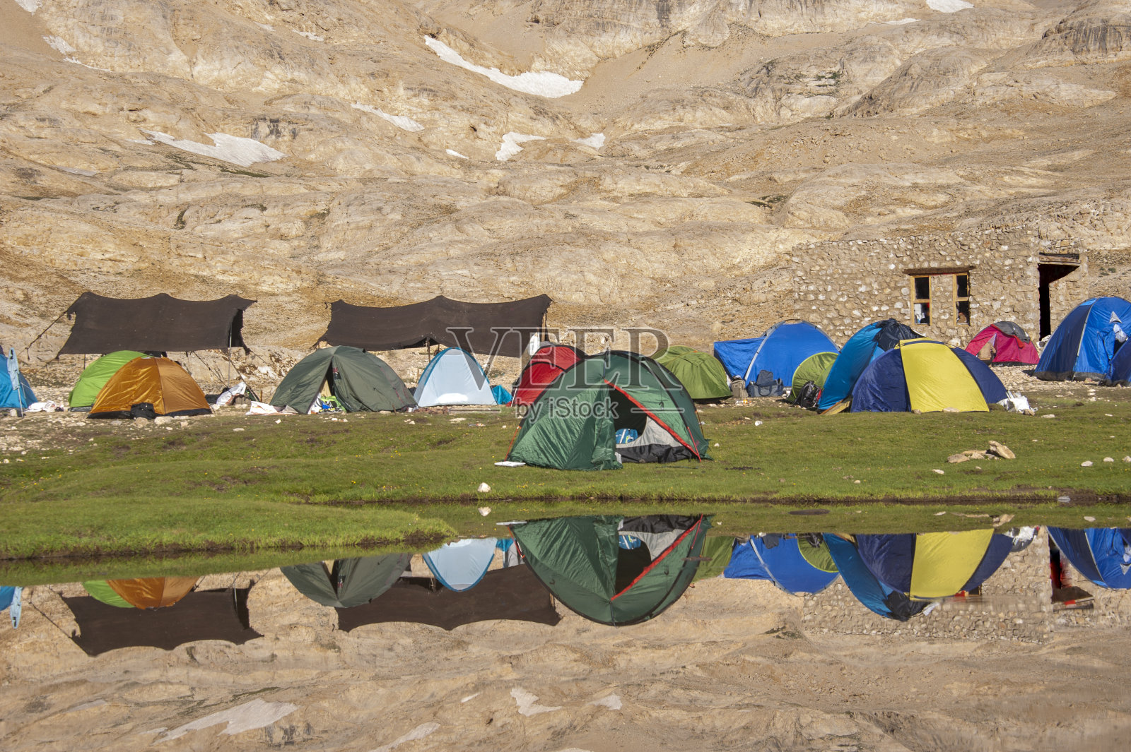 在Aladağlar国家公园Yedigöller拥挤的登山帐篷营地照片摄影图片