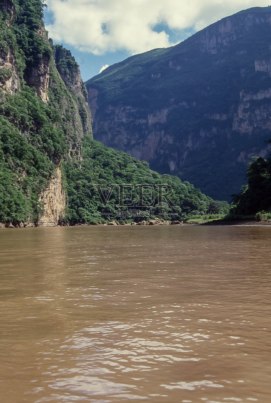 苏米德罗峡谷，恰帕斯的塔克斯特拉古铁雷斯附近的河流公园照片摄影图片