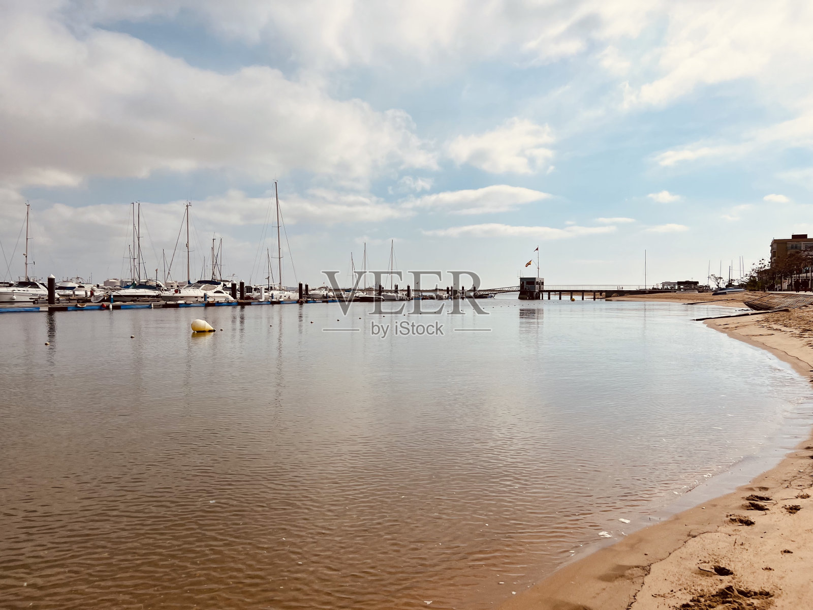 从岸边看船码头照片摄影图片