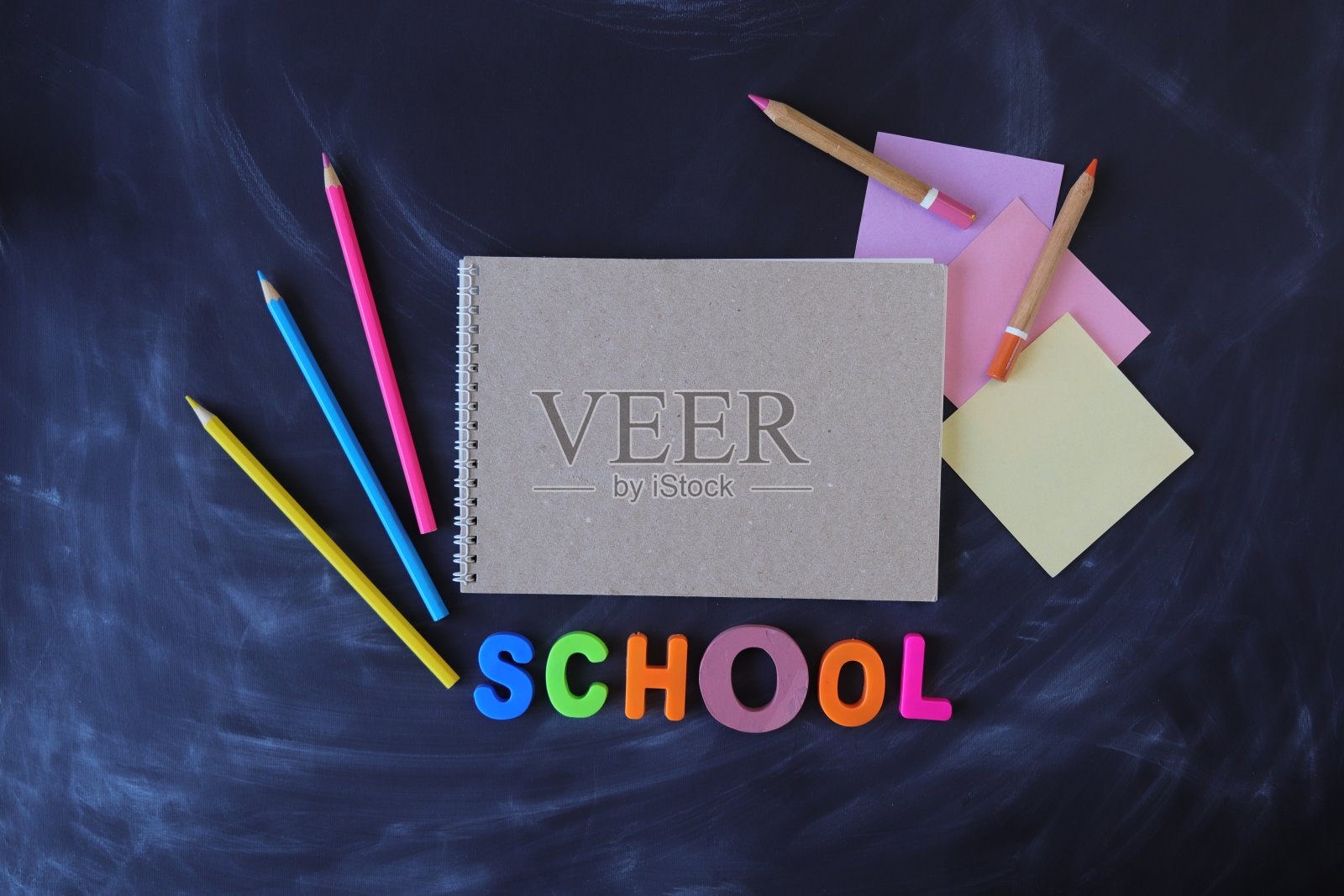 铅笔，纸和素描本在黑板背景，俯视图照片摄影图片