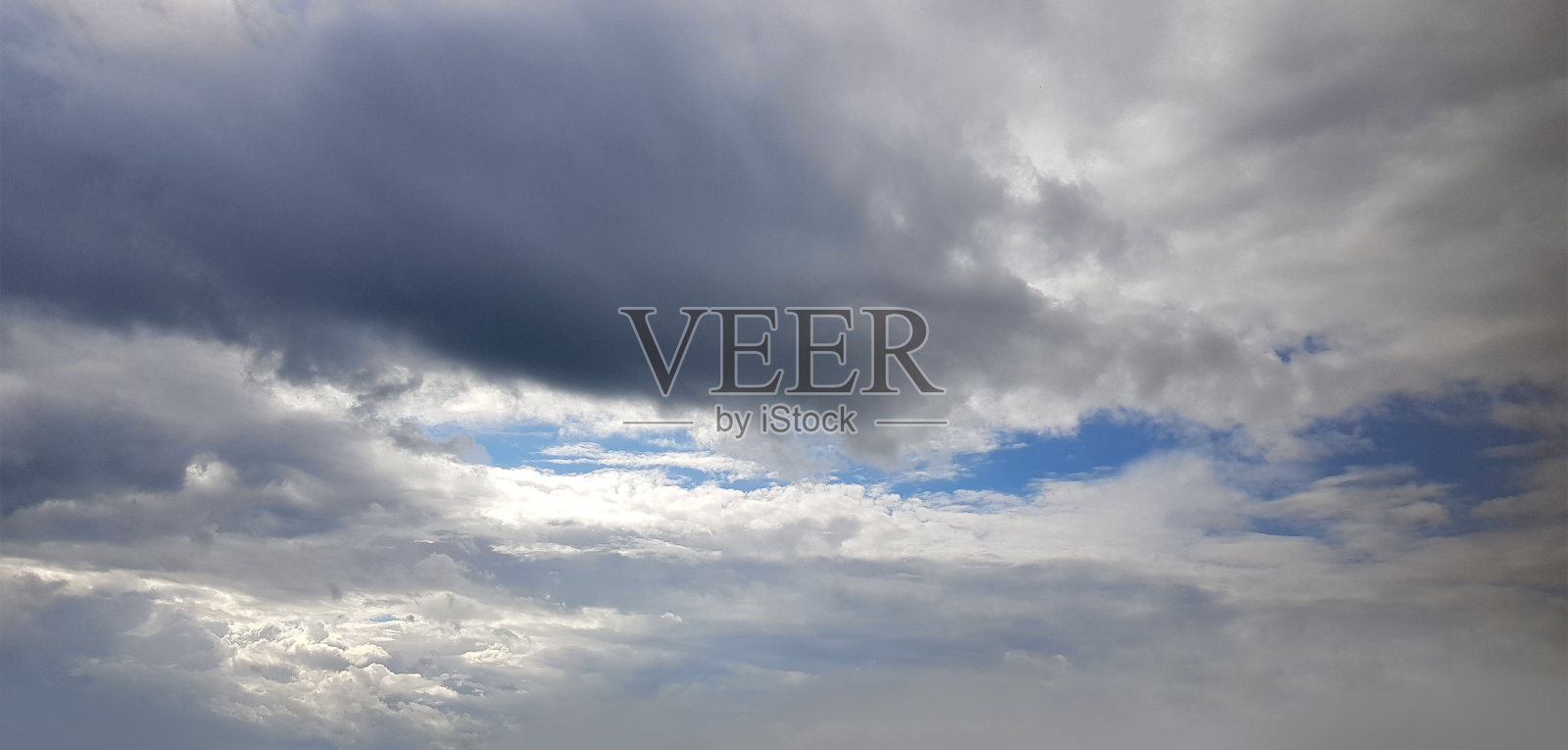 灰色的云在蓝天的背景上照片摄影图片