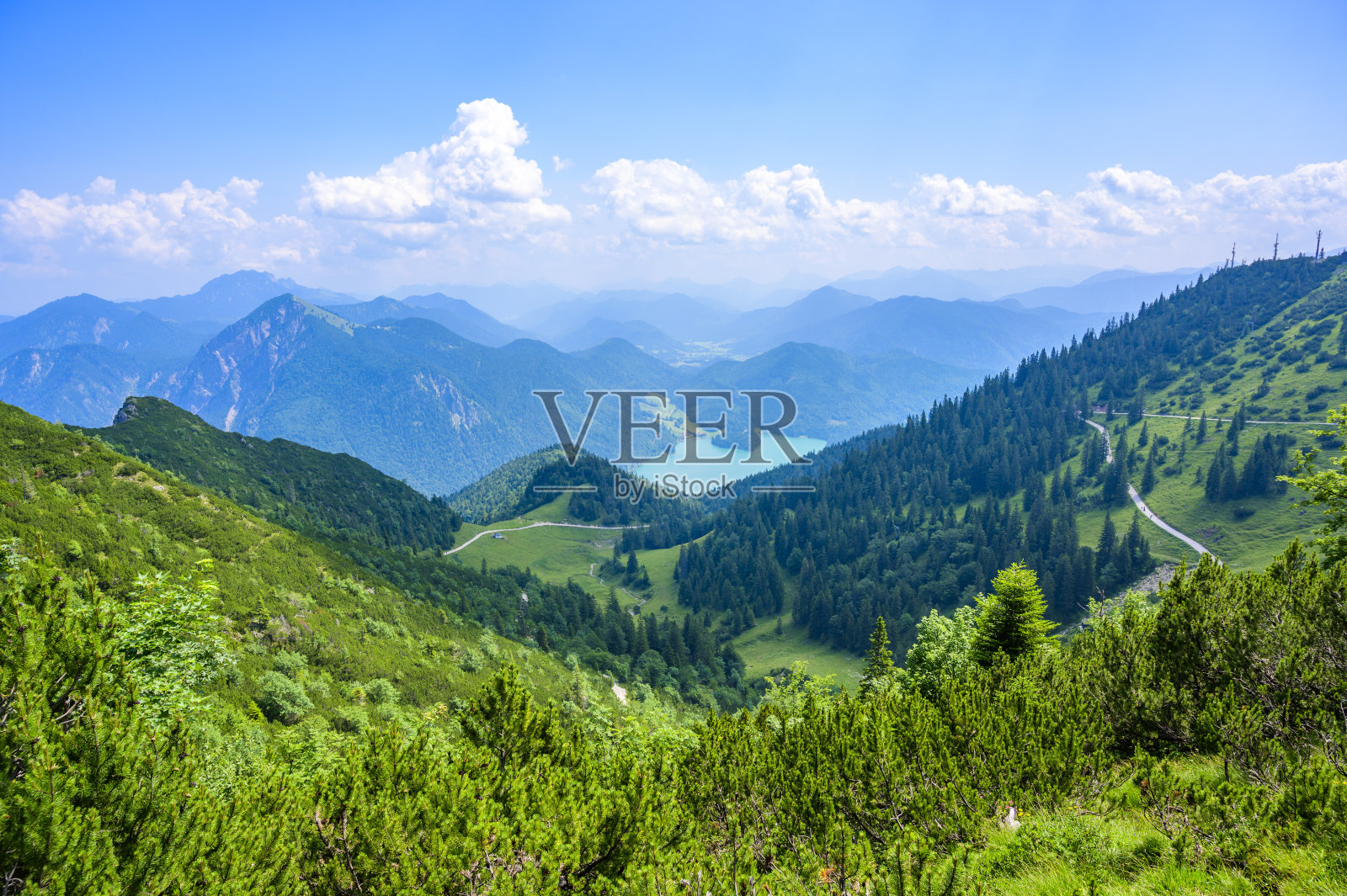 从Herzogstand山到Walchensee湖的景色-靠近Kochel am See -德国巴伐利亚的美丽旅游目的地照片摄影图片