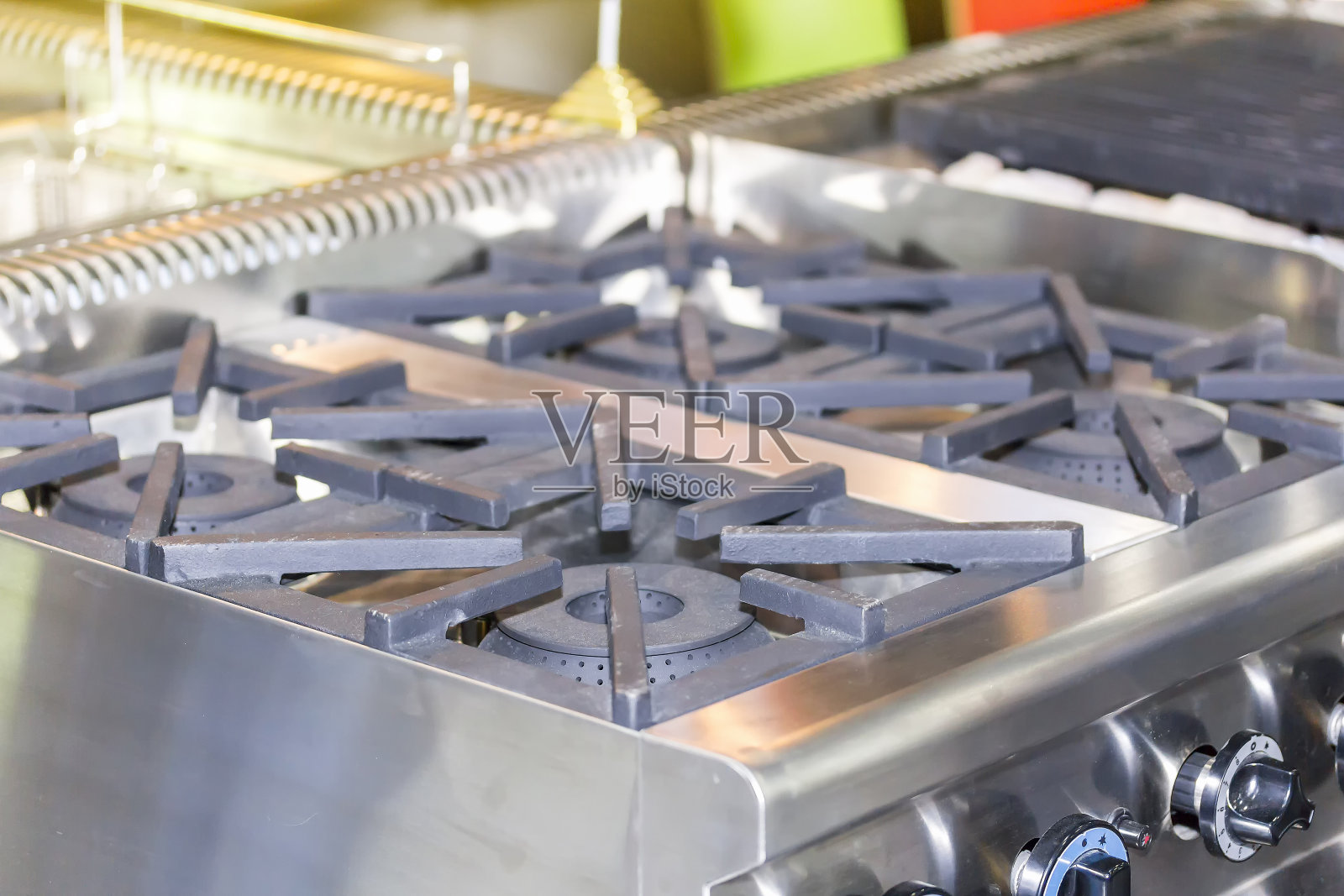 用钢、铸铁或铜制成的现代煤气炉或灶具来关闭照片摄影图片