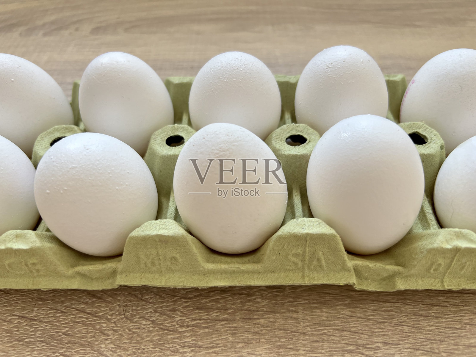 鸡蛋盒在轻木桌上的特写照片摄影图片