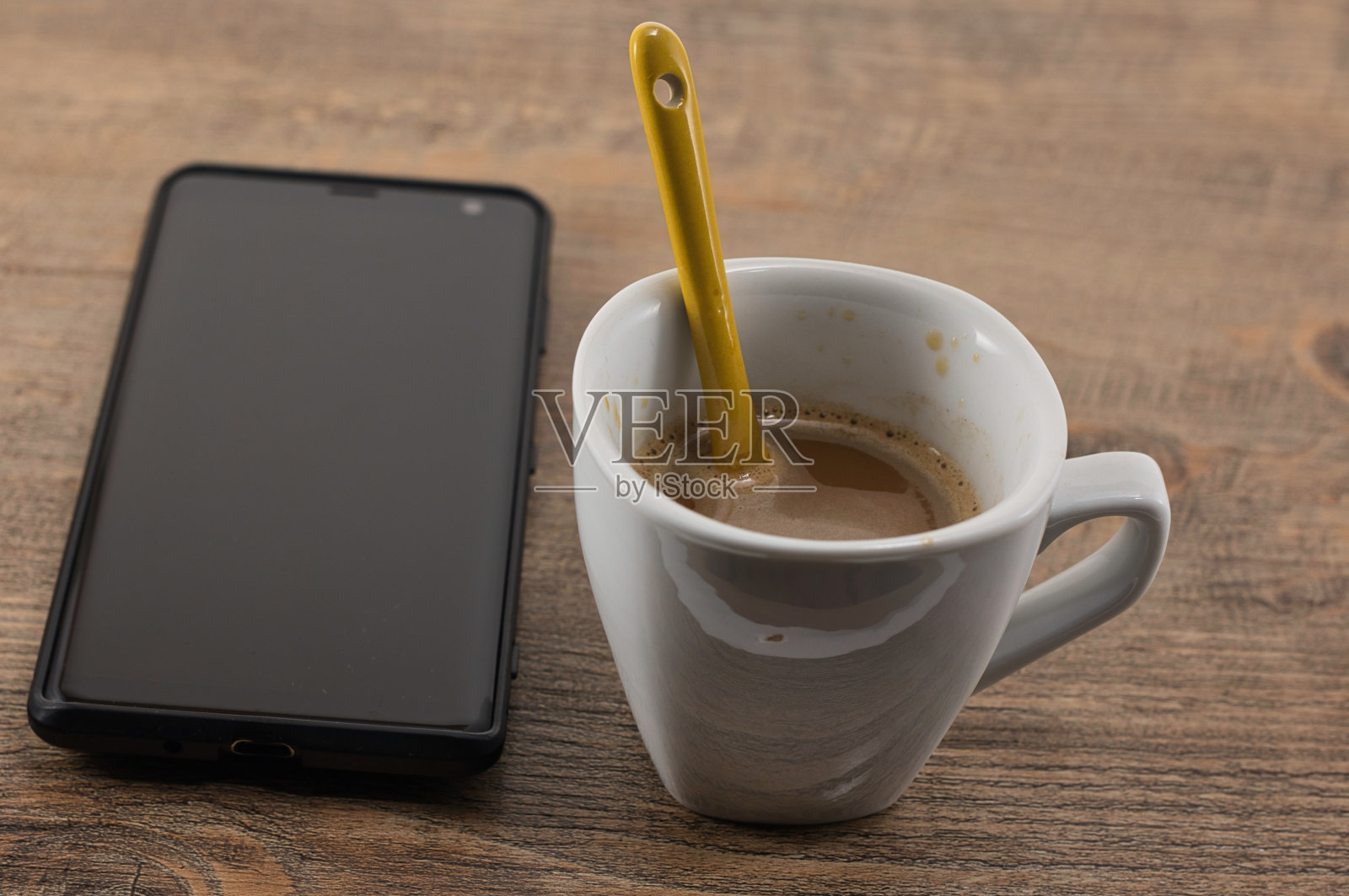 一个手机和一杯浓缩咖啡照片摄影图片