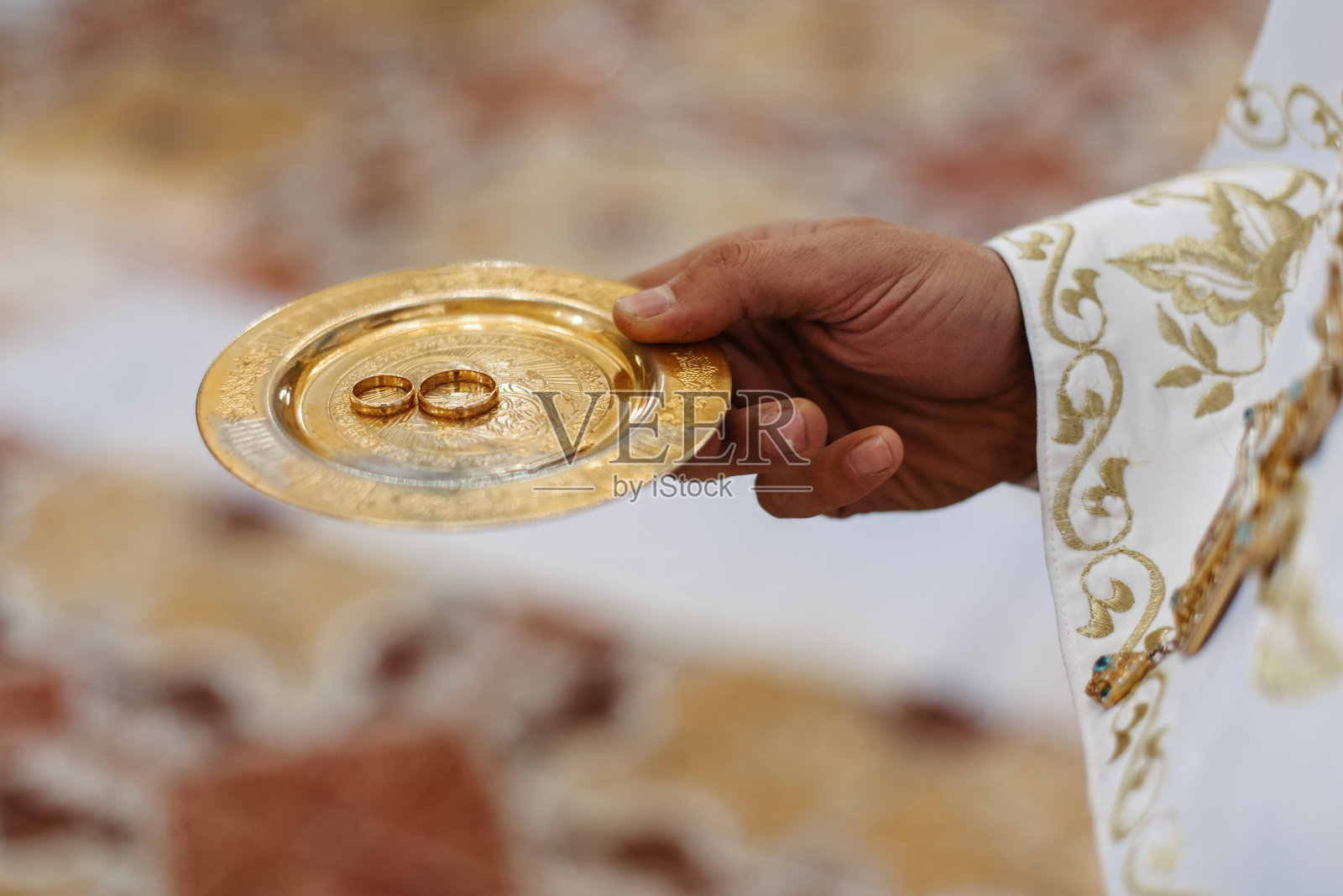 戒指放在盘子里，放在手上照片摄影图片