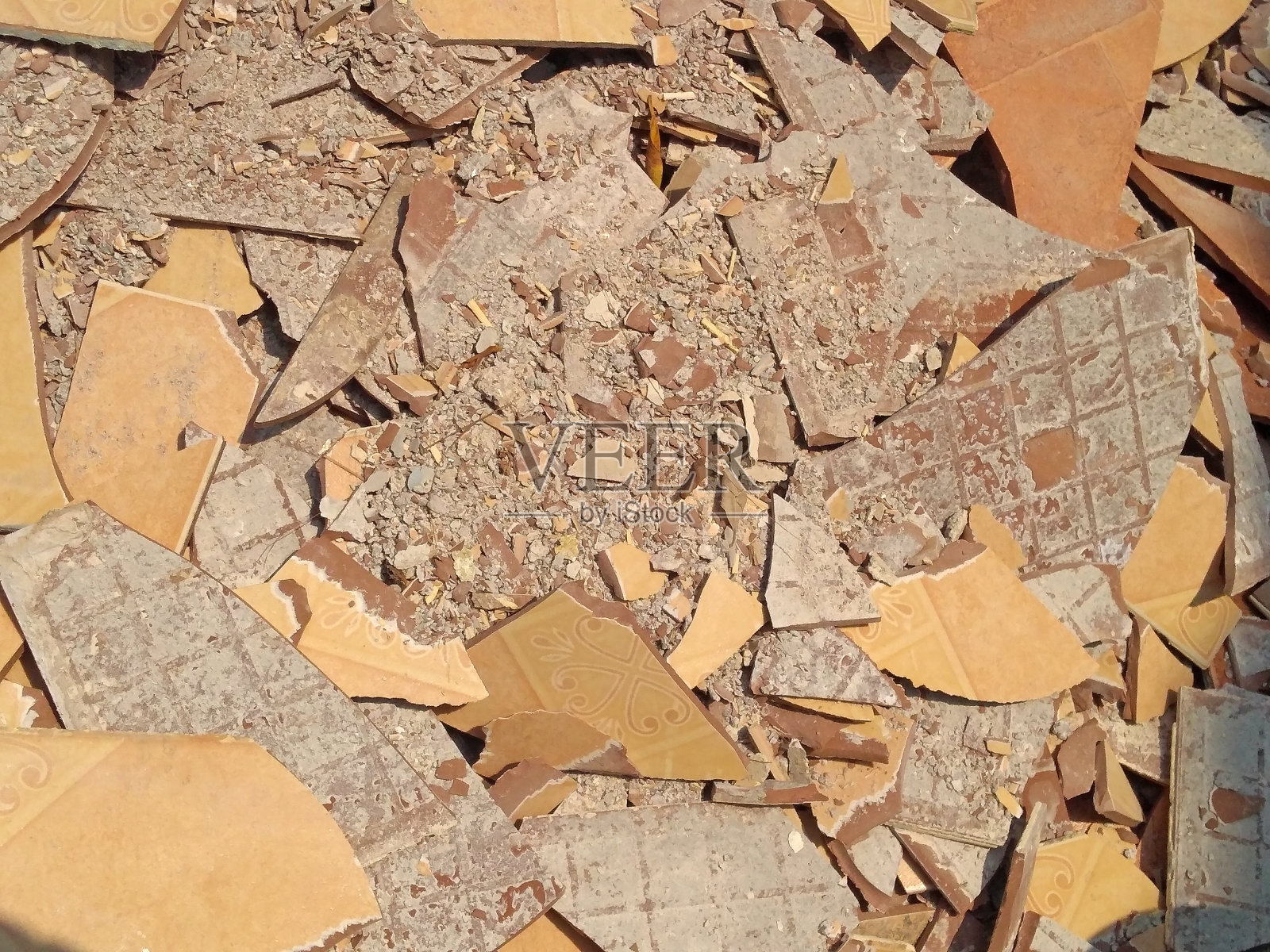 上图为破碎的瓷砖照片摄影图片