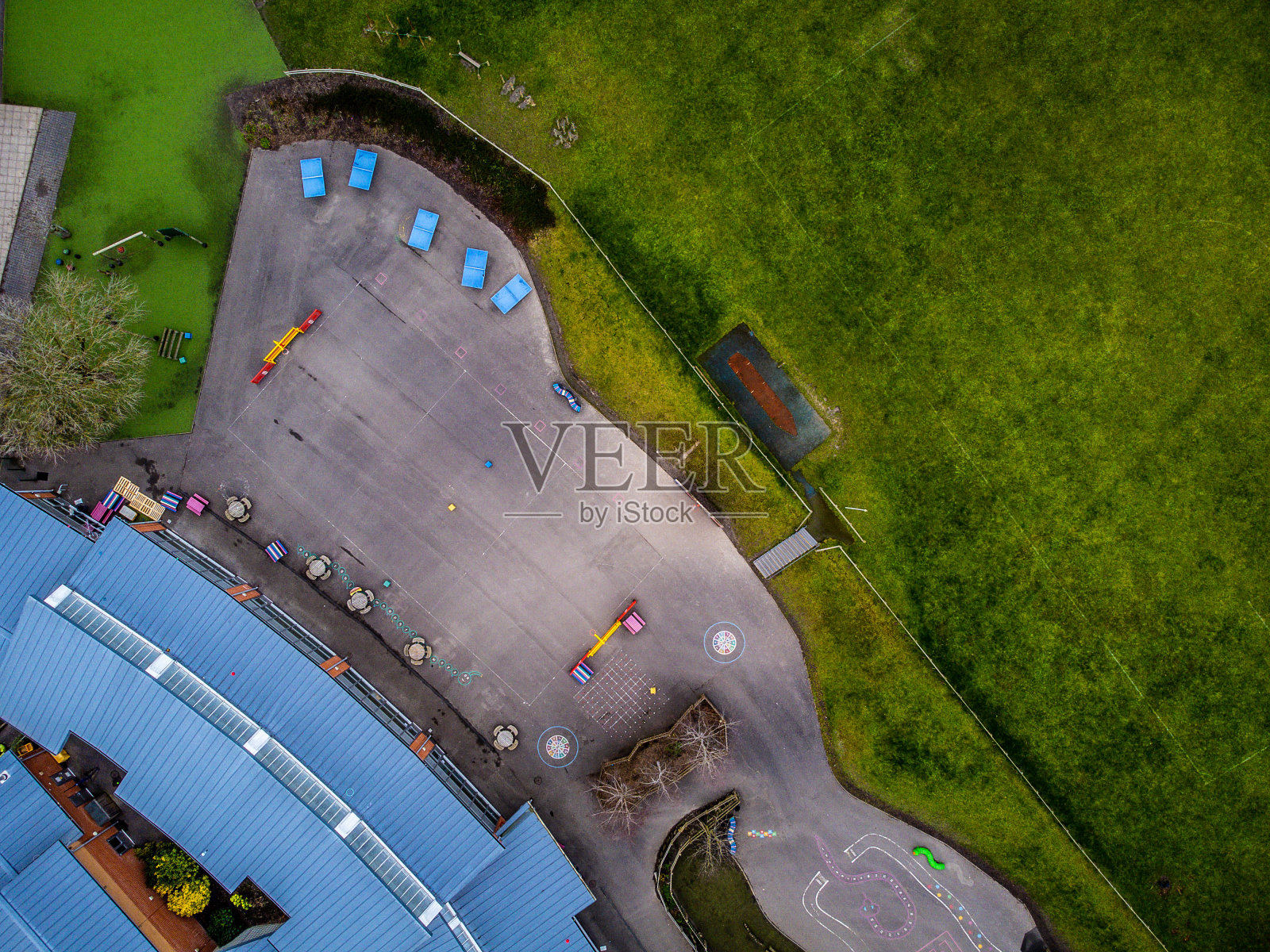 俯瞰一所现代学校。照片摄影图片