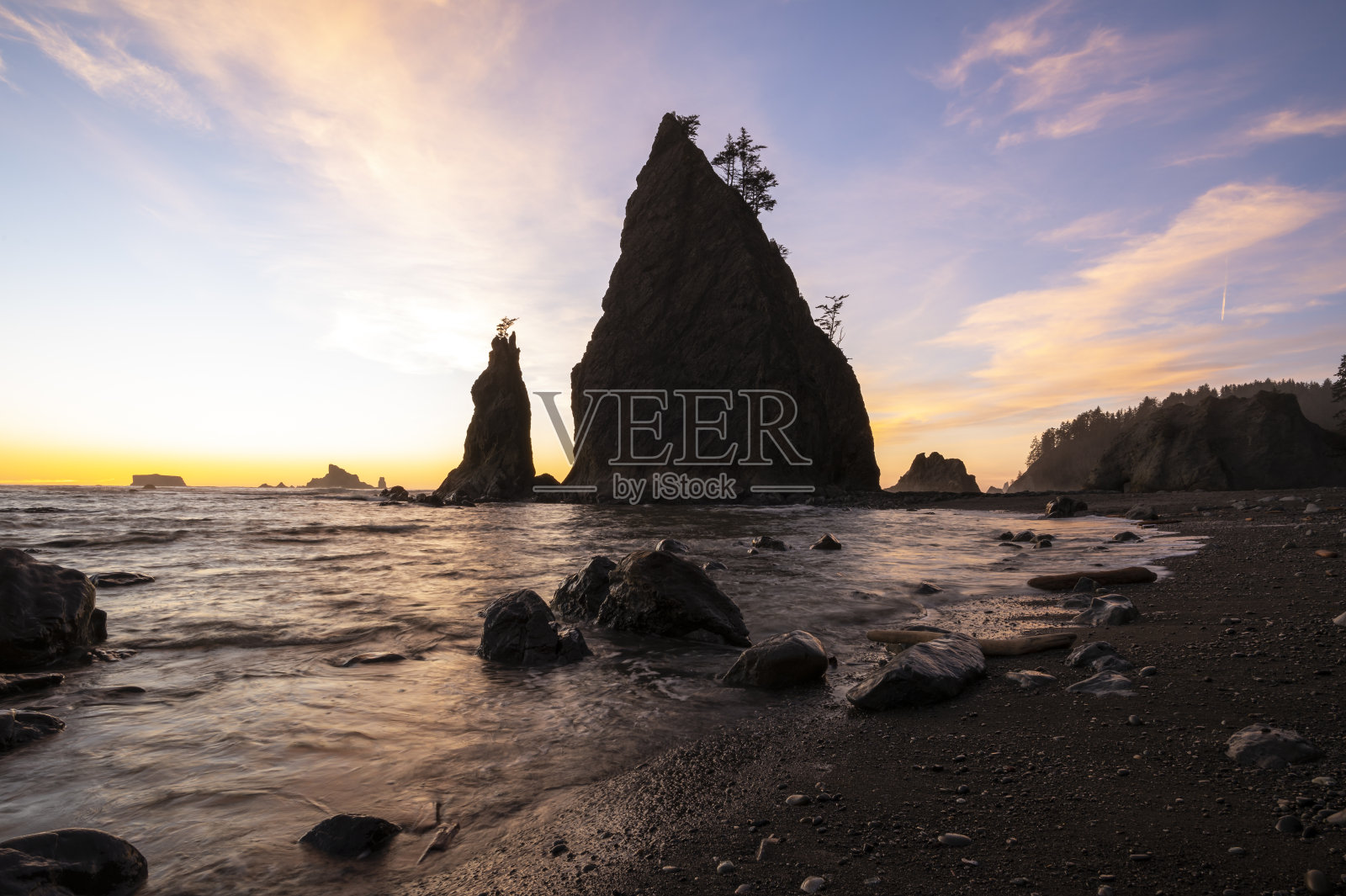 日落时分奥林匹克国家公园崎岖的海岸线照片摄影图片