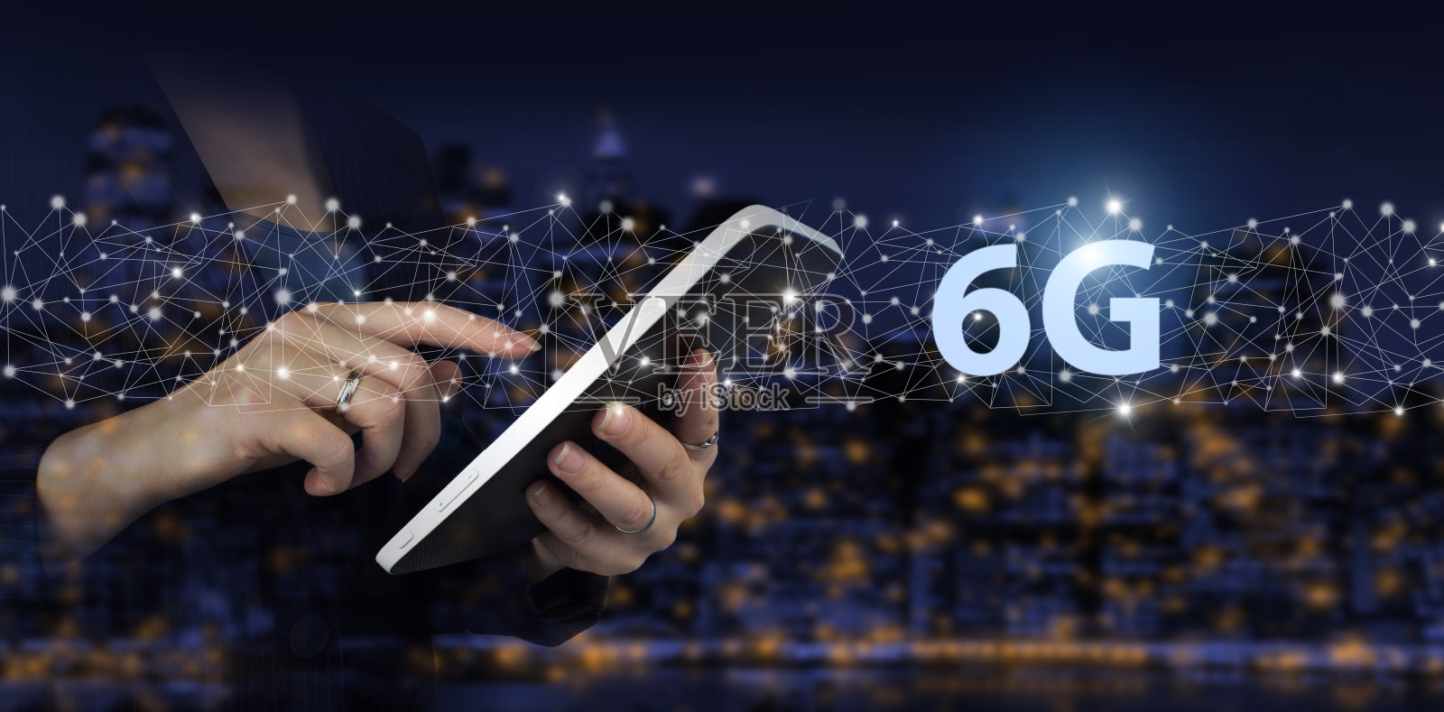 6G网络互联网移动无线业务理念。用手触摸带有数字全息图6G标志的白色平板，在城市黑暗模糊的背景上。无线系统和物联网。照片摄影图片