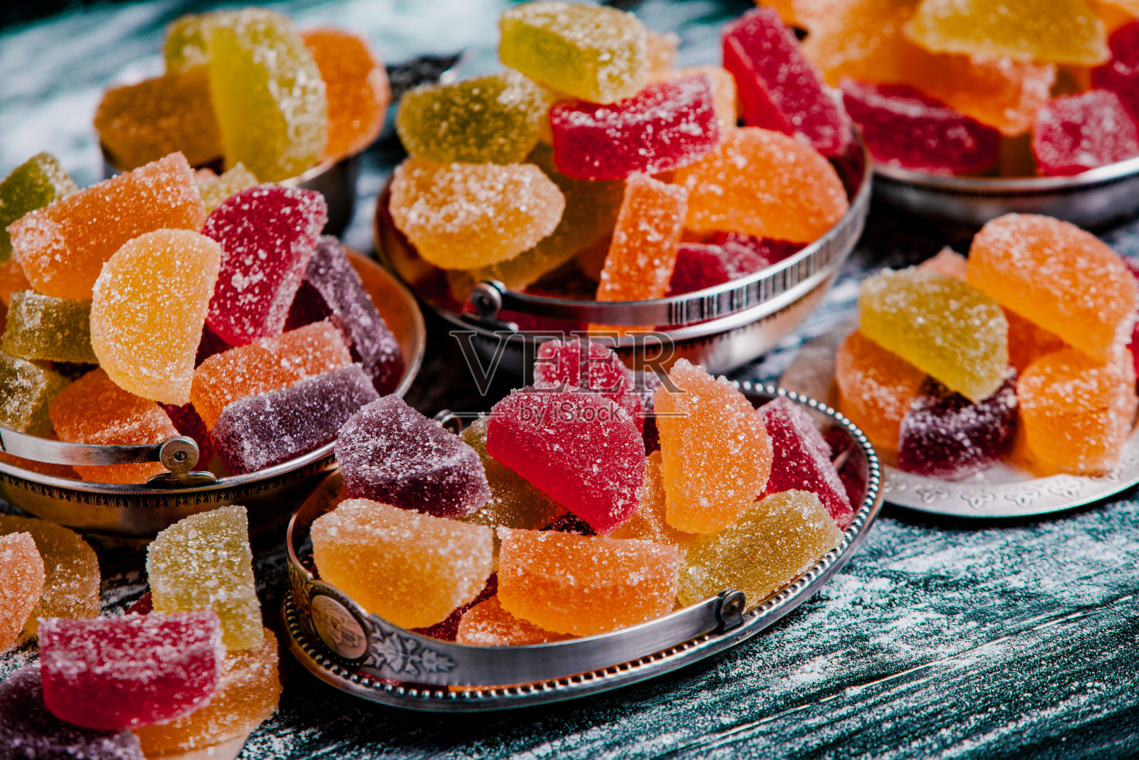 五颜六色的甜橘子酱，像柠檬和橘子片。装饰果酱糖果背景。照片摄影图片