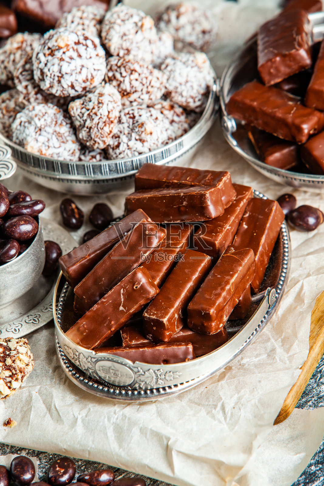 各种美味的巧克力糖果背景。巧克力糖孤立。照片摄影图片