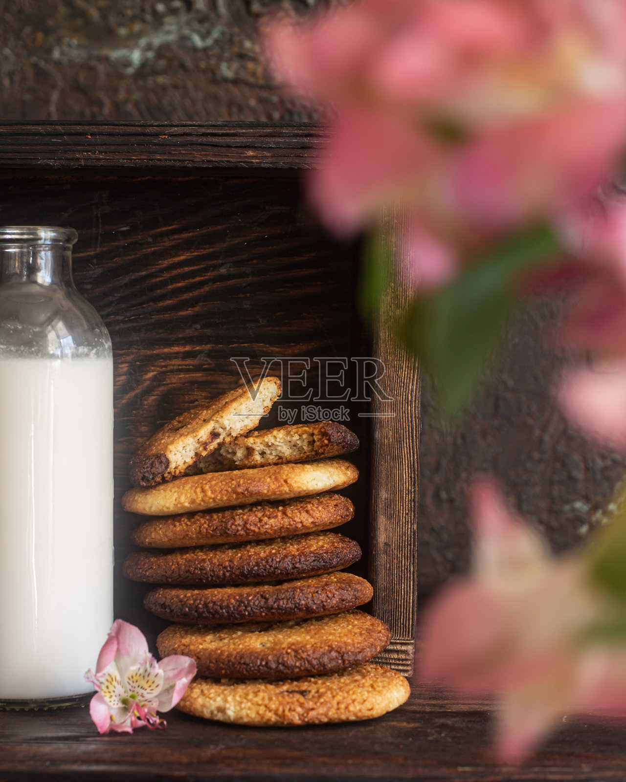 花生饼干和牛奶照片摄影图片