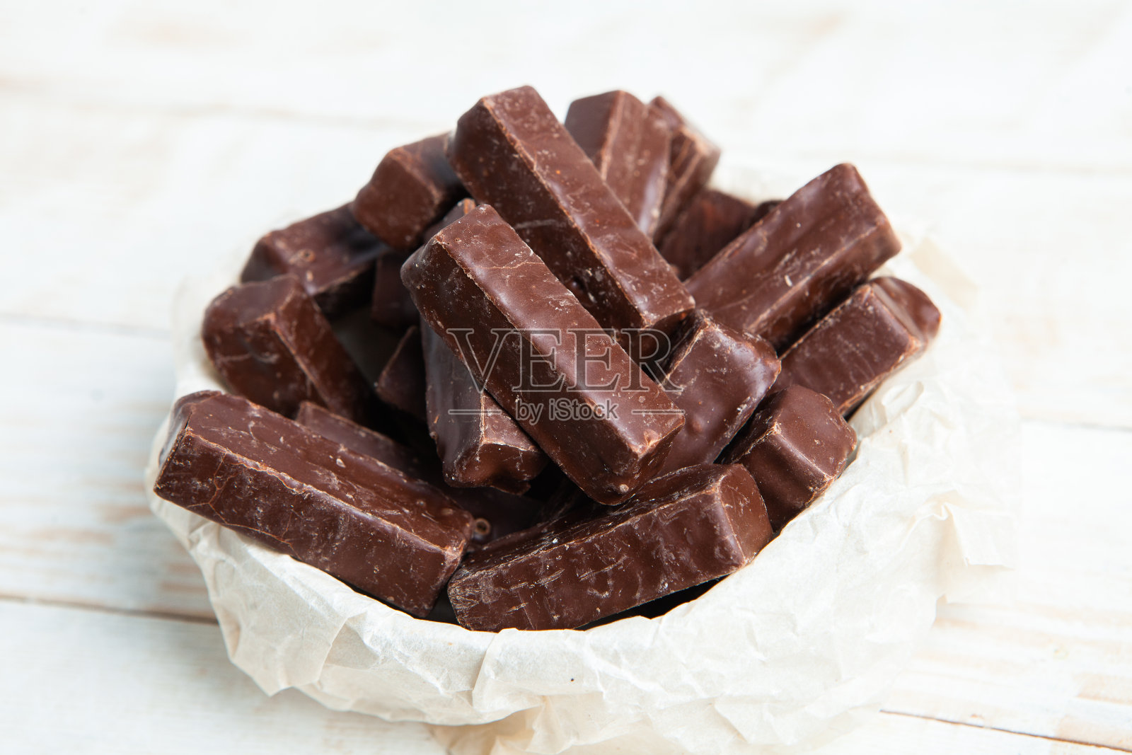 各种美味的巧克力糖果背景。巧克力糖孤立。照片摄影图片