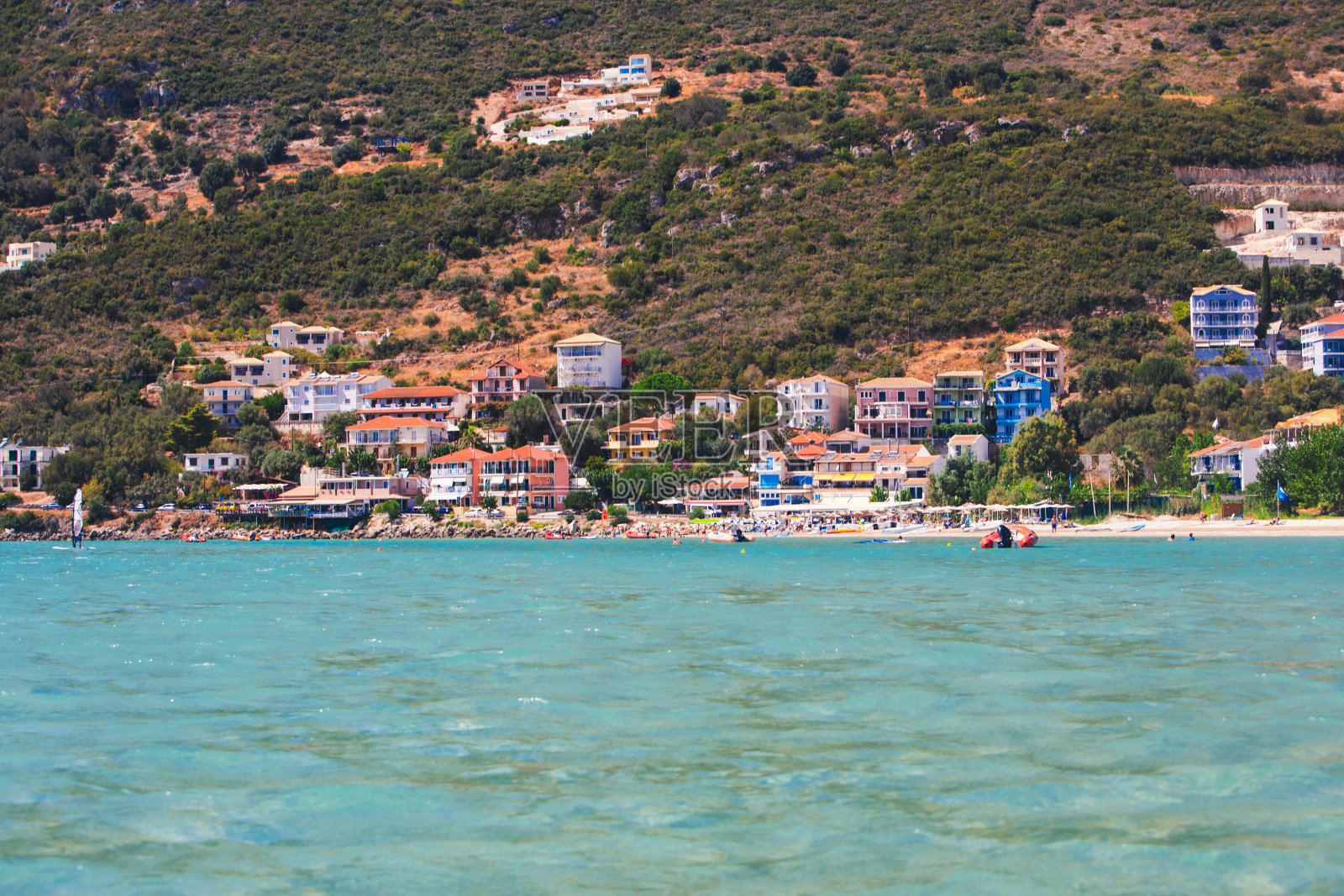 夏日阳光明媚的日子里海边的房子照片摄影图片