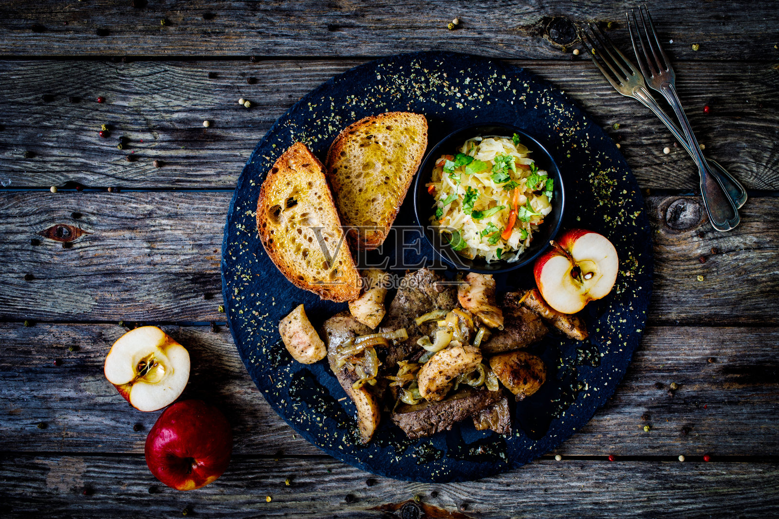 炸鸡肝在白色的背景上在白色的背景照片摄影图片