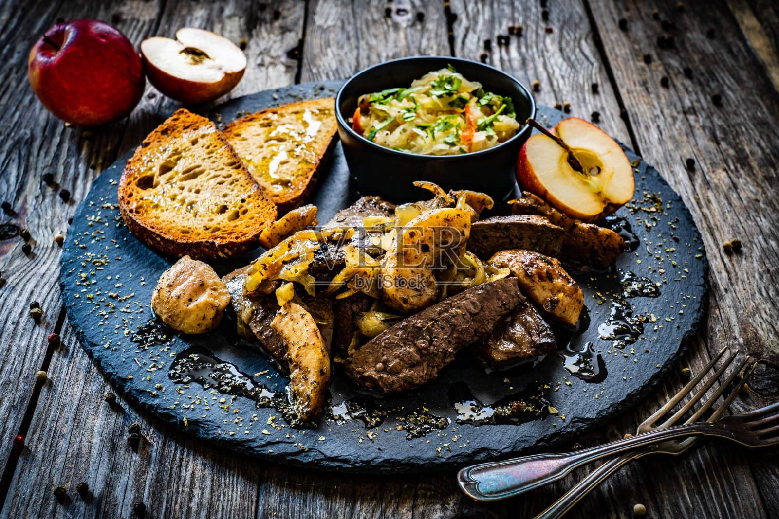 炸鸡肝在白色的背景上在白色的背景照片摄影图片