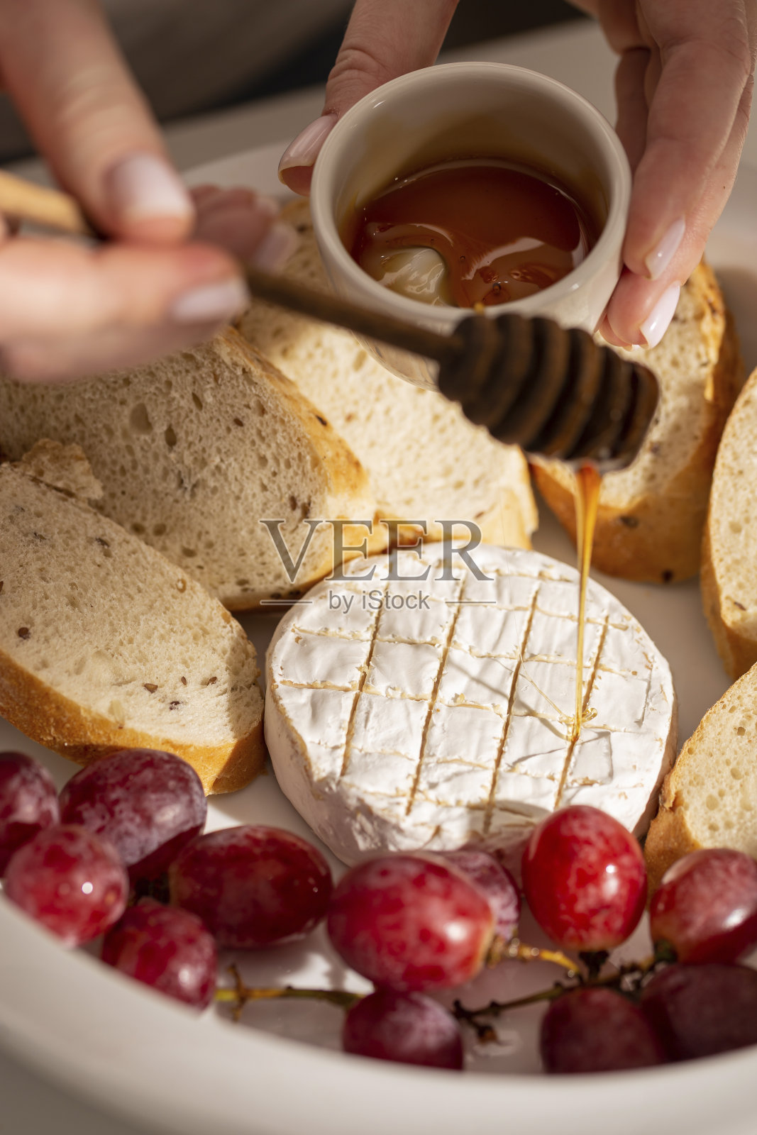 晚餐吃烤布里干酪和烤面包照片摄影图片