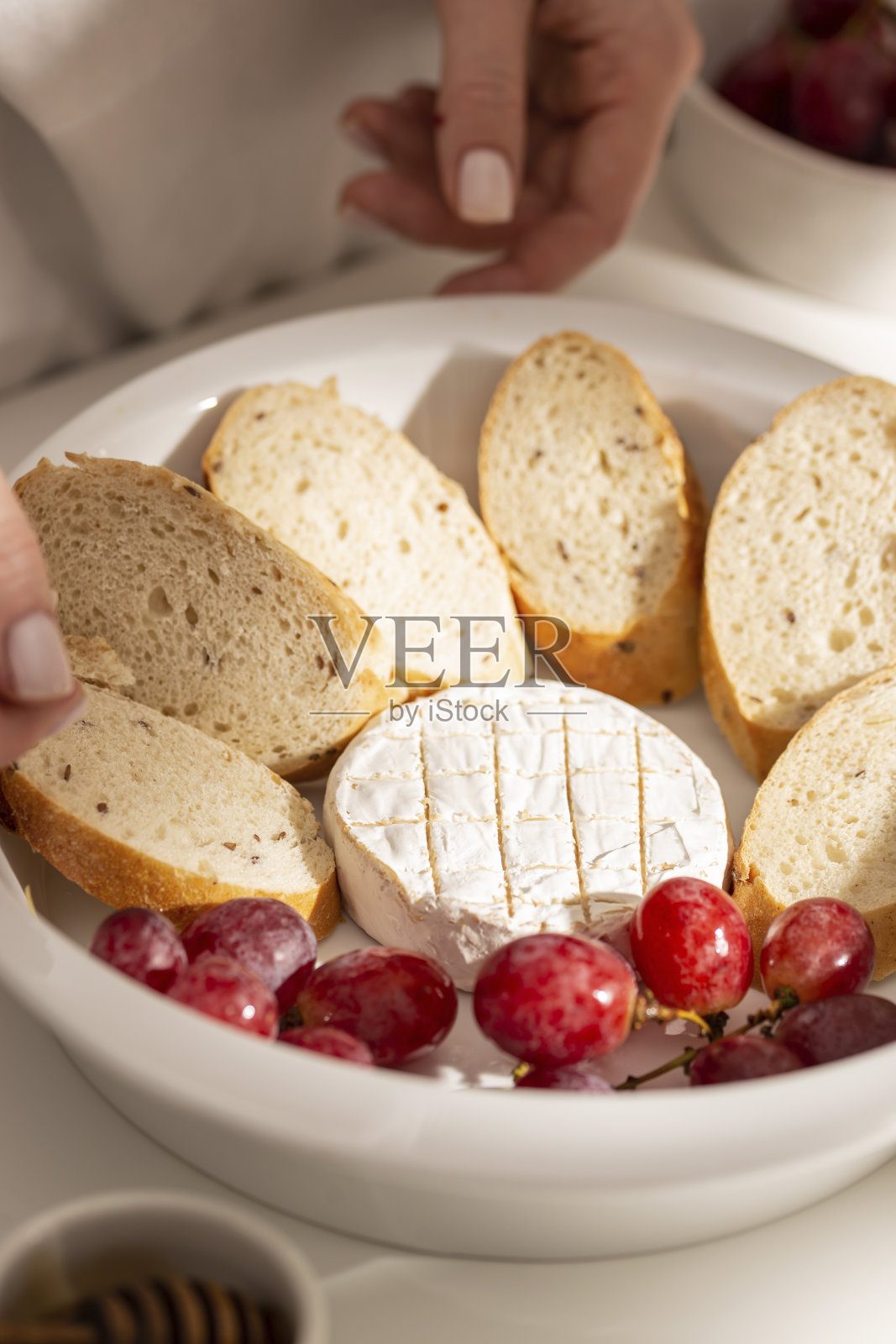 烹饪时，烤布里干酪配烤面包照片摄影图片