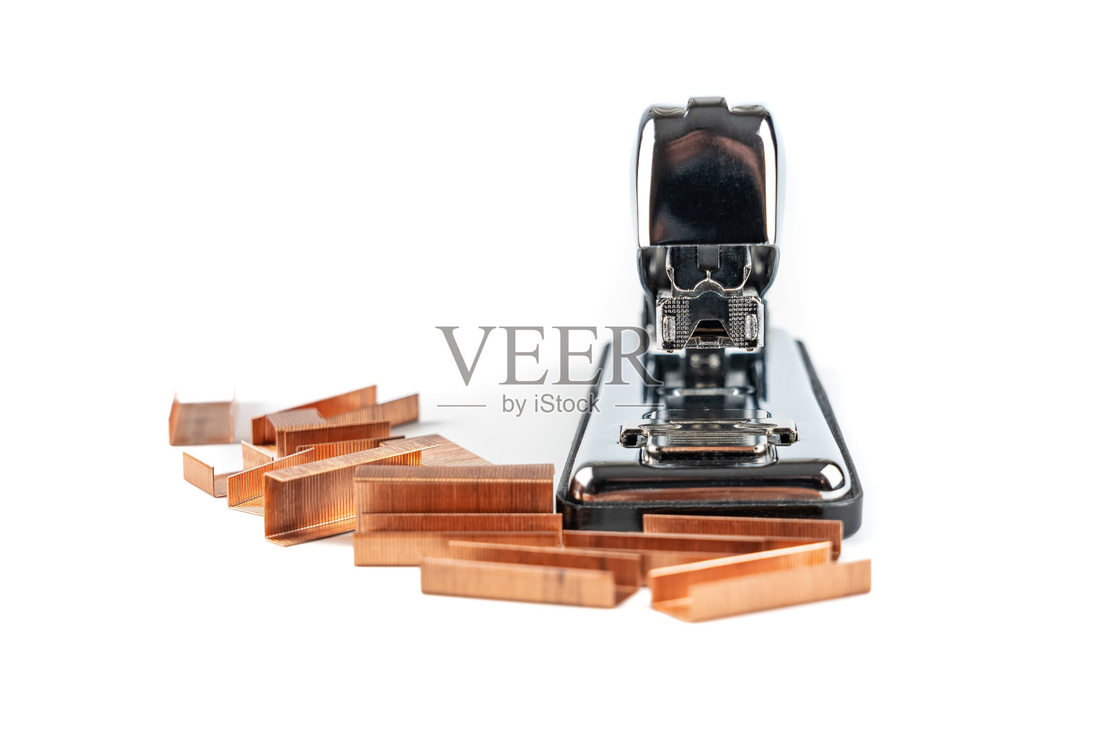 金属订书机的剪影与订书钉在孤立的白色背景。照片摄影图片