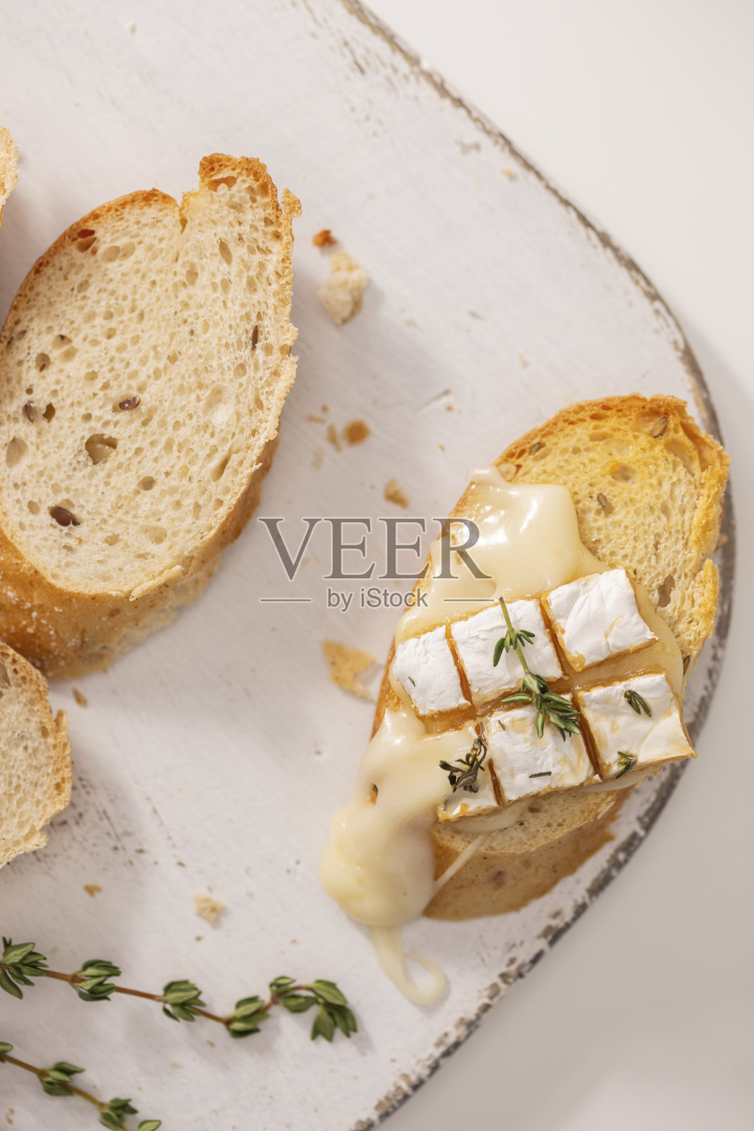 布里干酪烤面包照片摄影图片