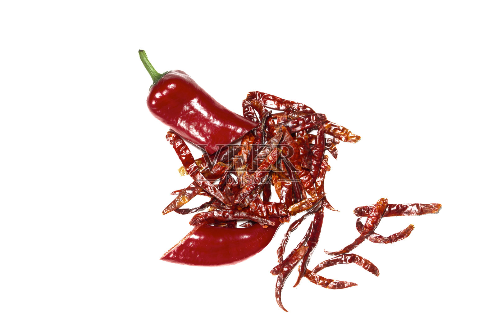 白色底色上放新鲜的红辣椒粉，里面放干辣椒照片摄影图片