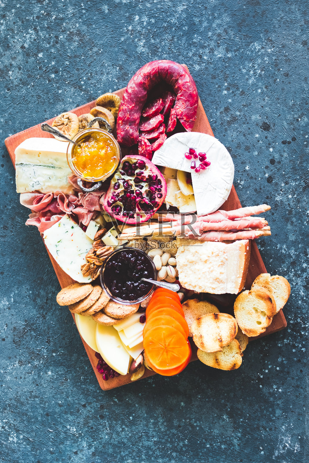 美味的开胃菜或开胃小吃的组合。熟食店。照片摄影图片