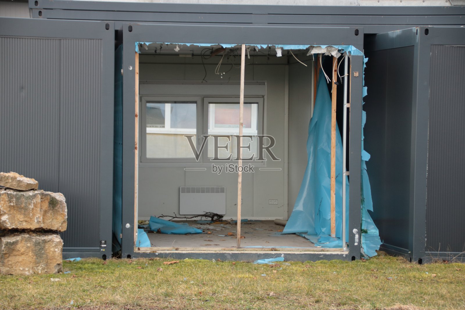 在储存区存放旧的容器照片摄影图片