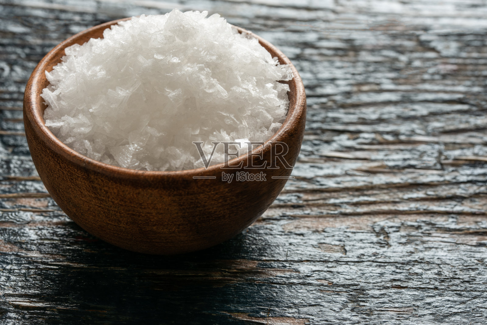 碗里的海盐片照片摄影图片