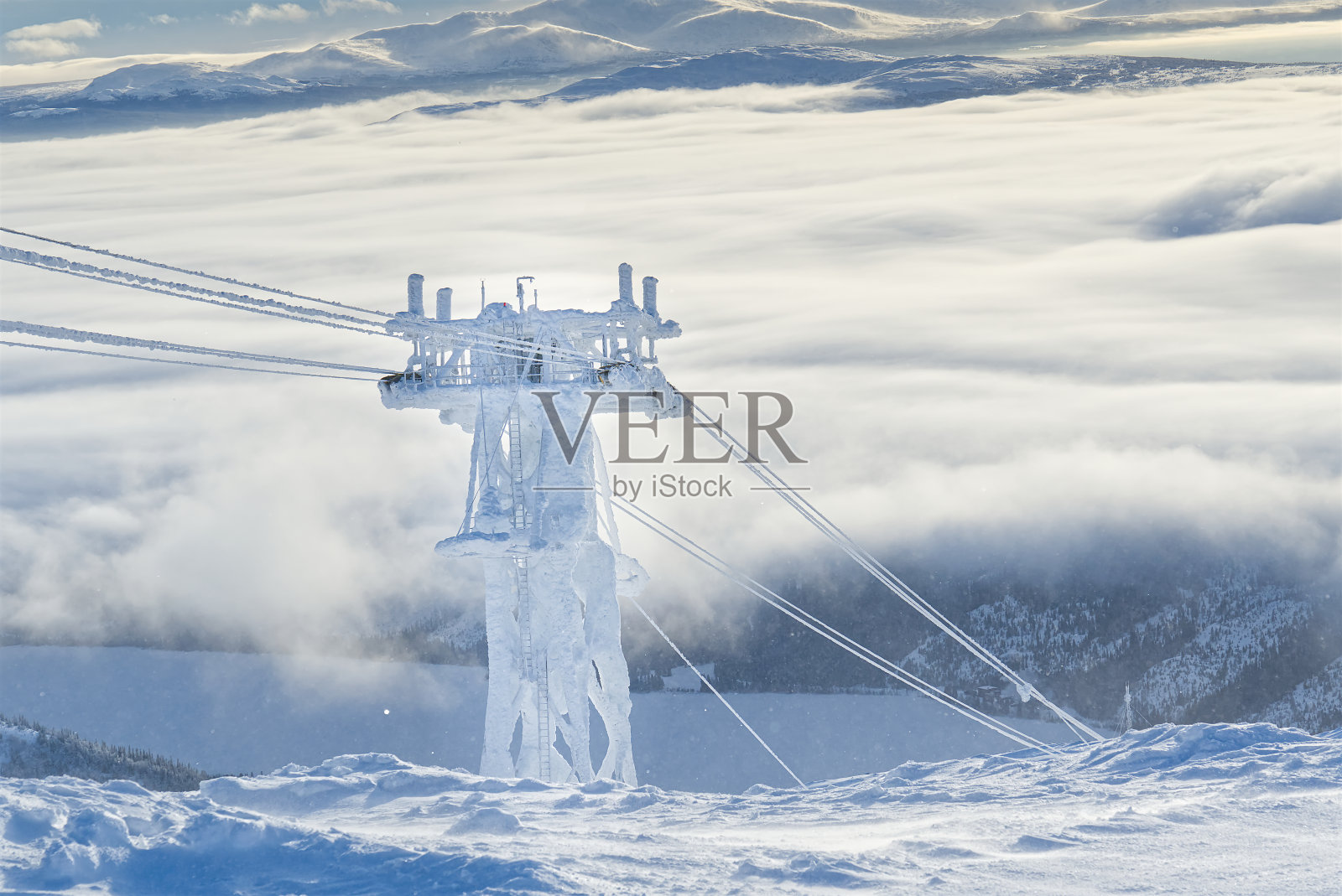 冰冻缆索支撑杆。滑雪缆车技术，滑雪场，山地度假村。照片摄影图片