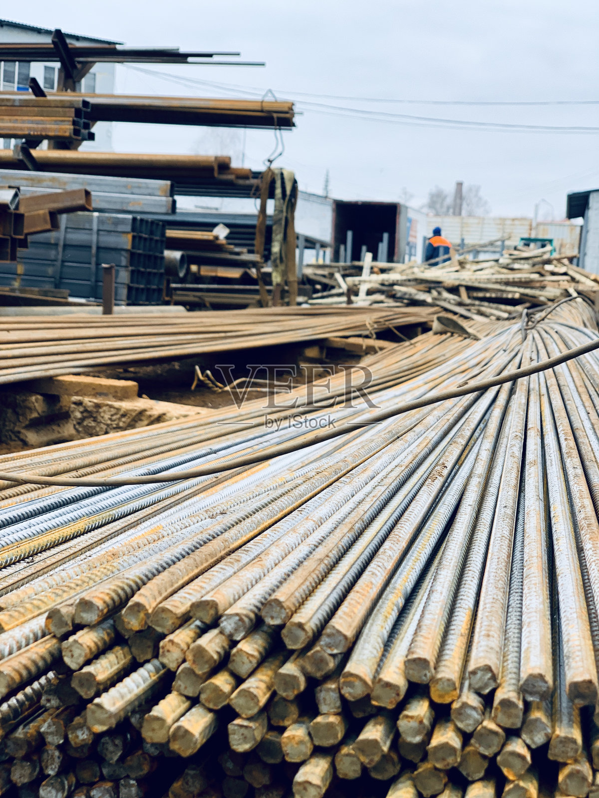 工厂铁棒的特写。金属电枢。照片摄影图片