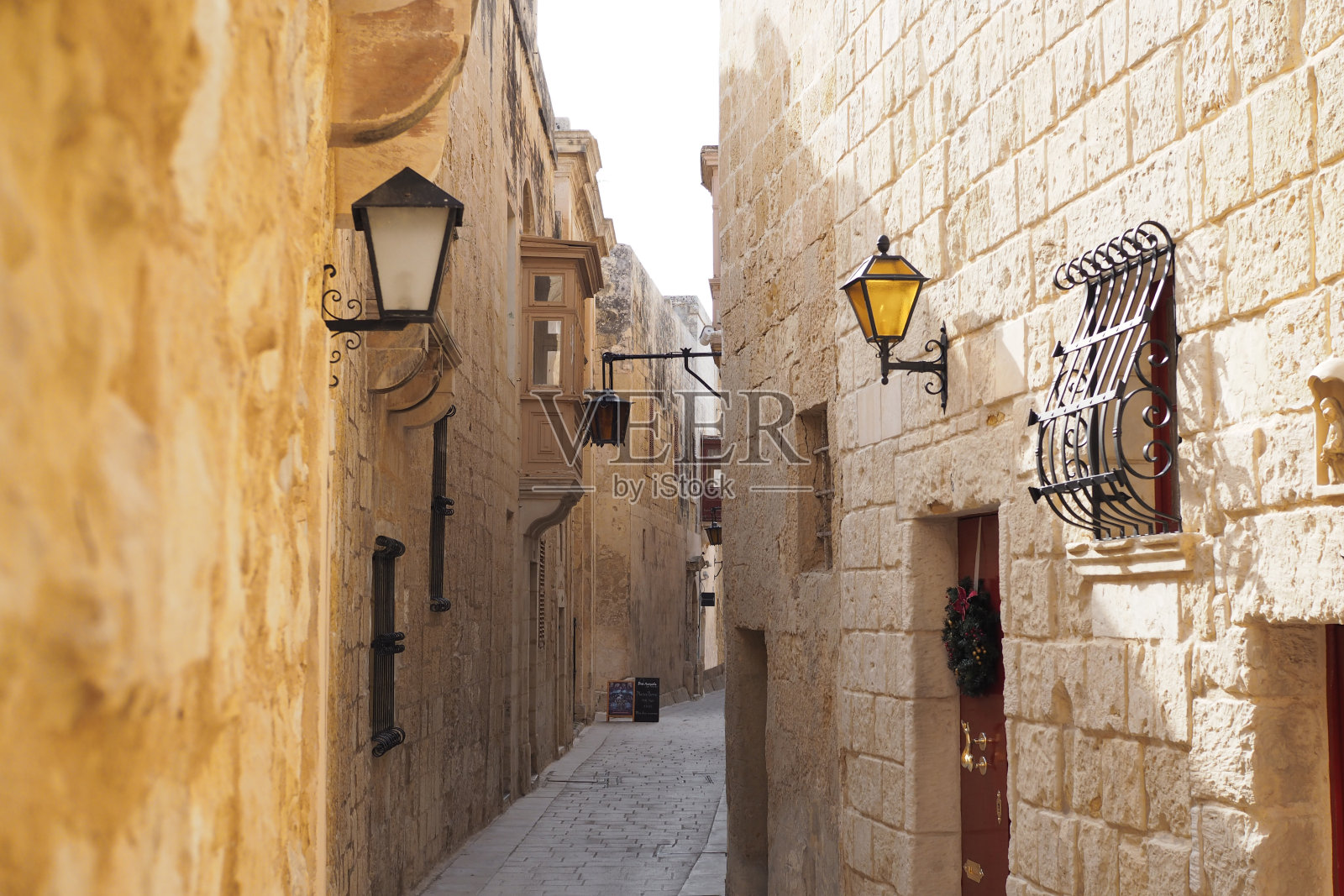 马耳他安静的历史街道，有着华丽的建筑照片摄影图片