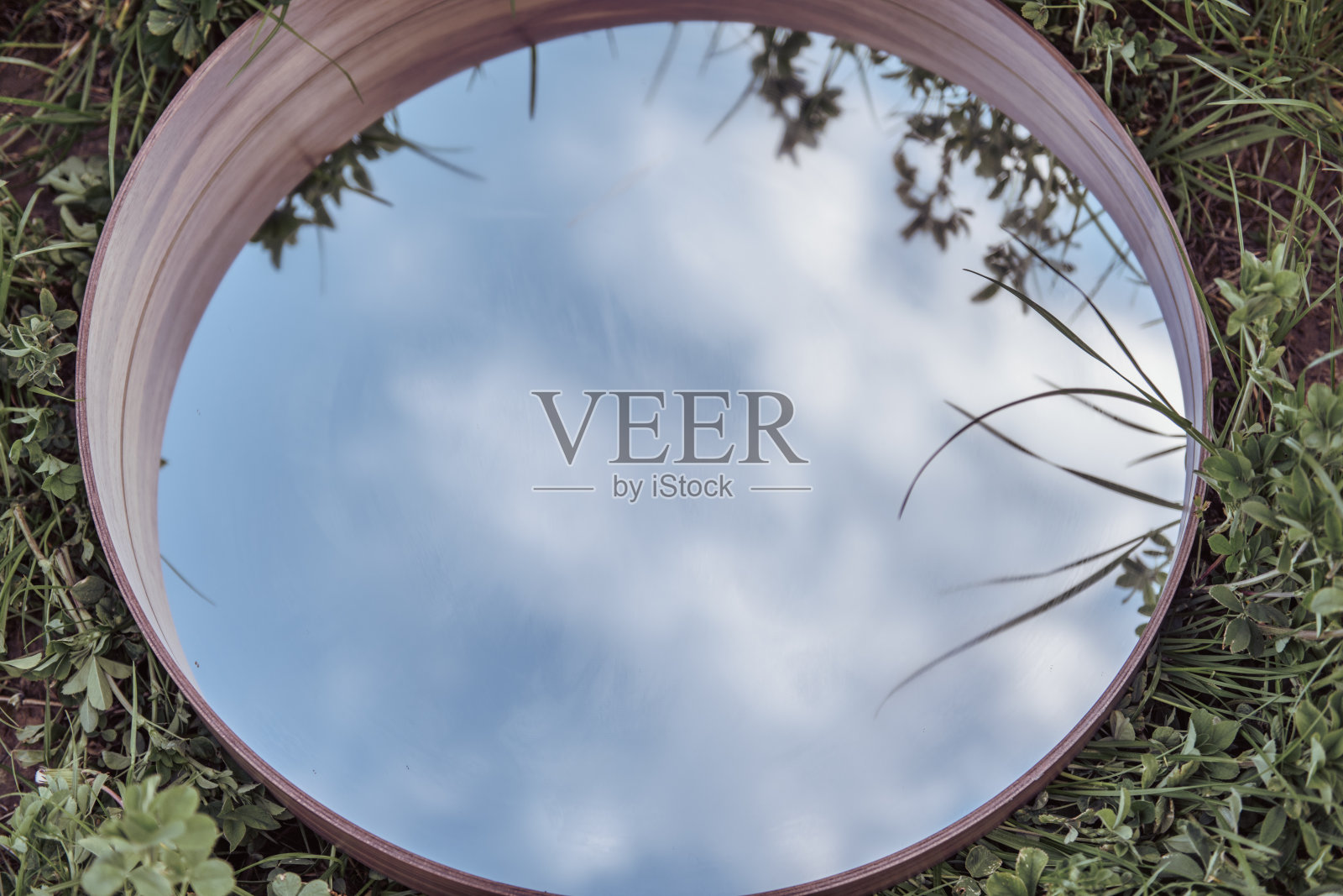 天空反射在镜子里照片摄影图片