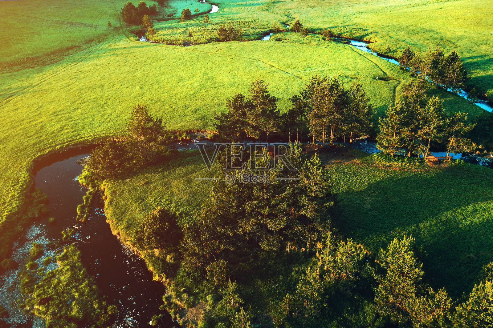 鸟瞰图，山溪蜿蜒穿过塞尔维亚的兹拉蒂博尔美丽的草地照片摄影图片