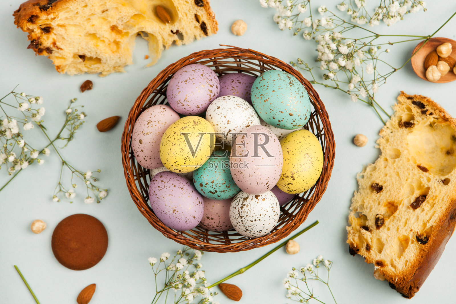 手绘粉彩复活节彩蛋背景。复活节快乐贺卡或请柬。照片摄影图片