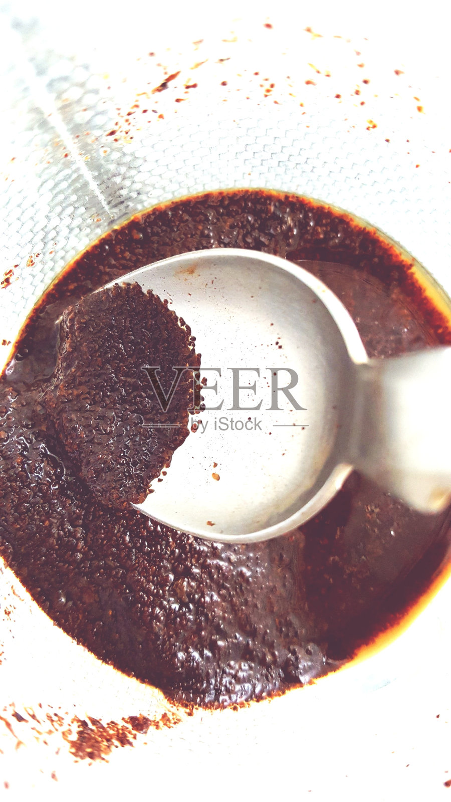 过滤咖啡，把勺子收起来照片摄影图片