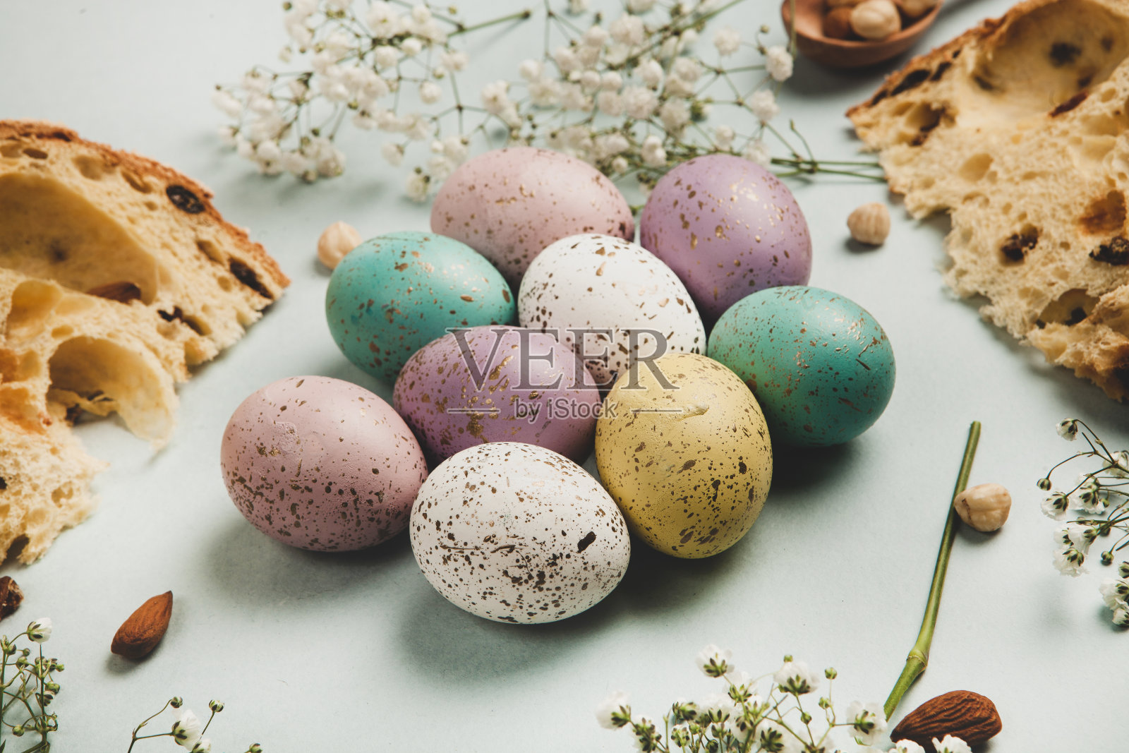 手绘粉彩复活节彩蛋背景。复活节快乐贺卡或请柬。照片摄影图片
