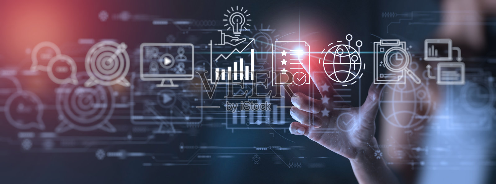 商业女性工作与电脑触摸屏内容营销概念在黑暗的背景。照片摄影图片