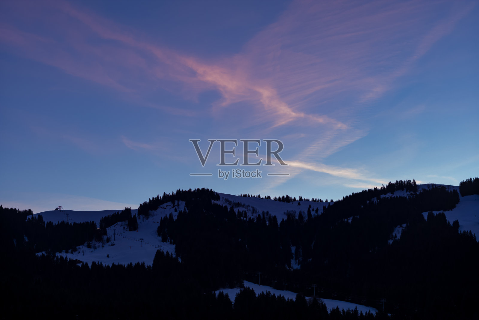 欧洲的勃朗峰(Mont Blanc)的山脉和森林在日落时，法国，罗纳阿尔卑斯，萨瓦，在阿尔卑斯山，冬天。照片摄影图片