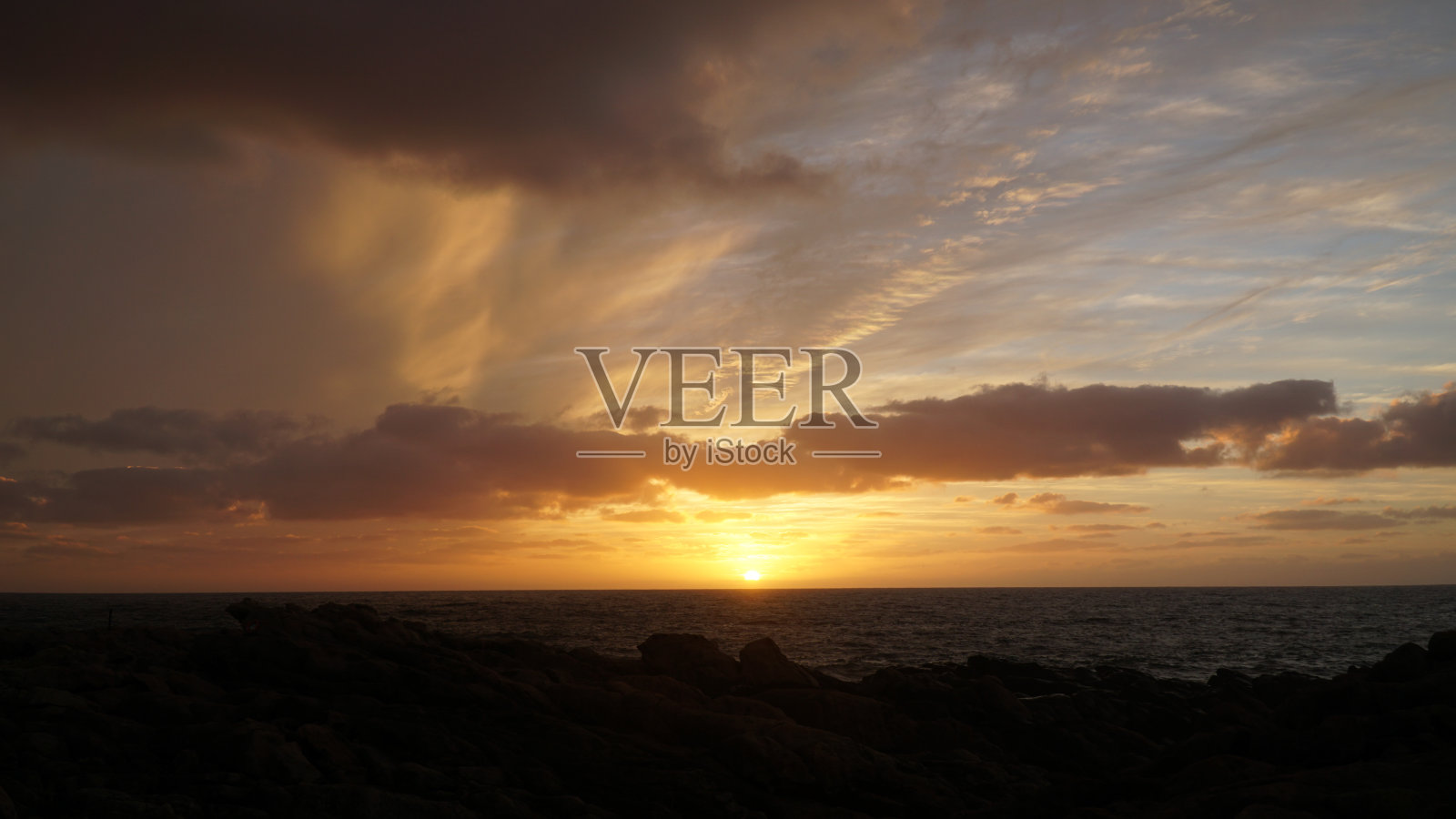 日落时的岩石海洋景观在玛格丽特河，澳大利亚西部。照片摄影图片