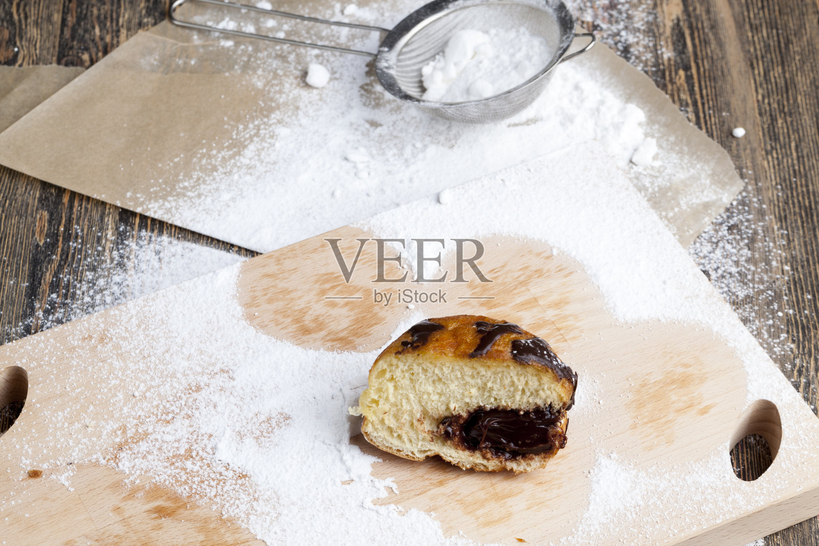 油炸柏林甜甜圈和馅料照片摄影图片