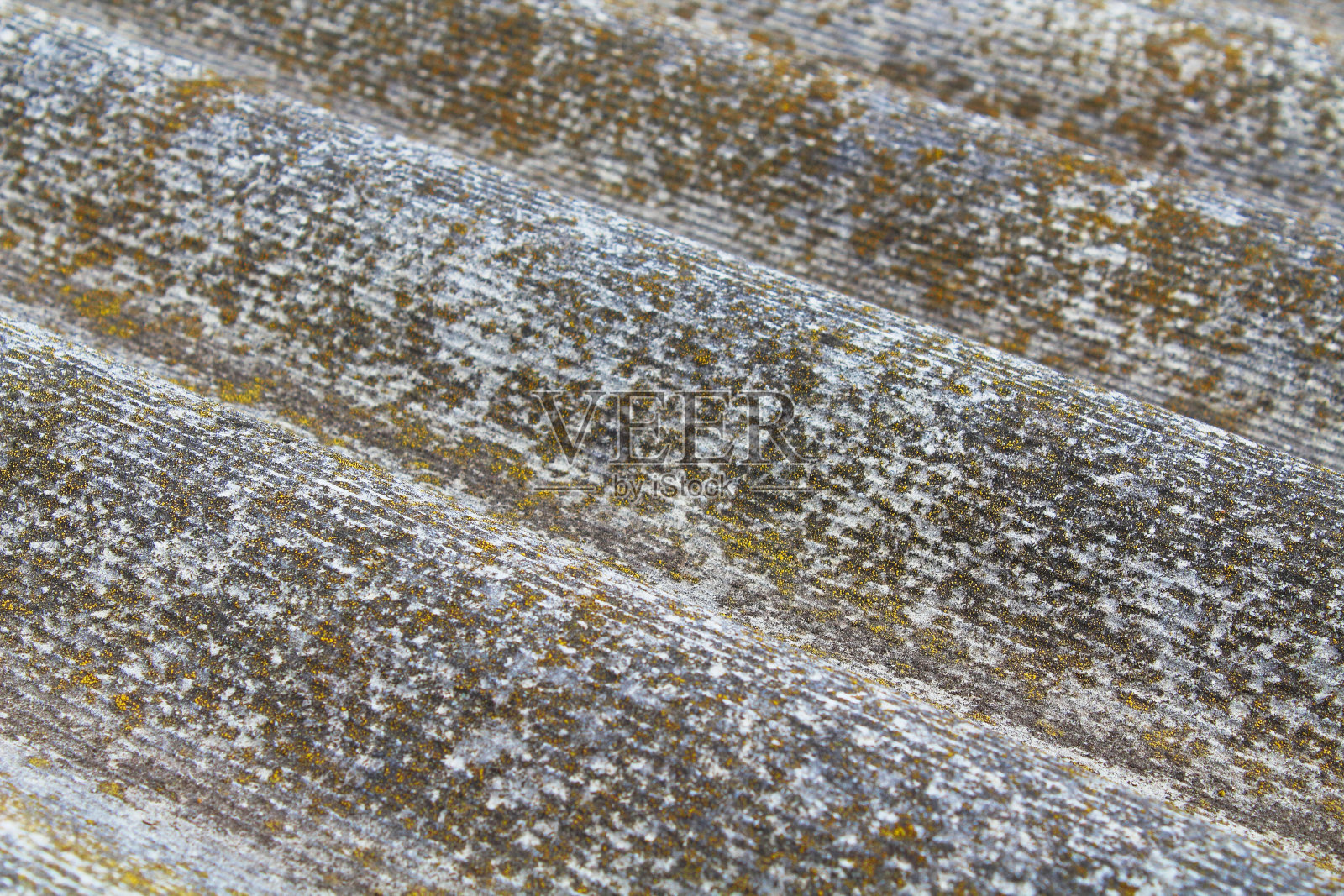 屋顶上旧的波浪形石板。前视图。有选择性的重点。特写镜头。背景。纹理。照片摄影图片