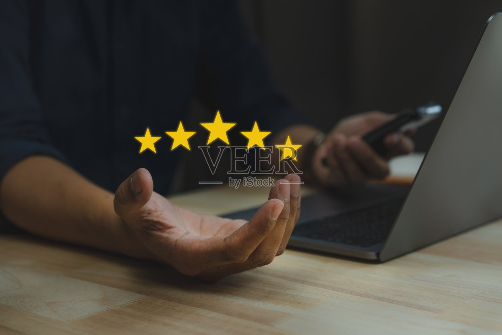 客户双手捧星，完成五星。给予五星评级。照片摄影图片