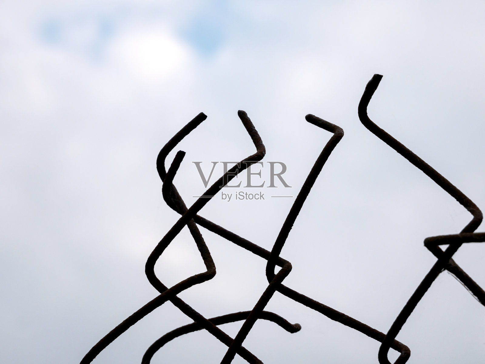 摘要:弯曲损坏破坏的格栅围栏即将垮塌的细节，可怕不安的痛苦场景，没有人、物体的特写，细节。焦虑、恐惧、禁锢、缺乏安全简单概念，无人问津照片摄影图片