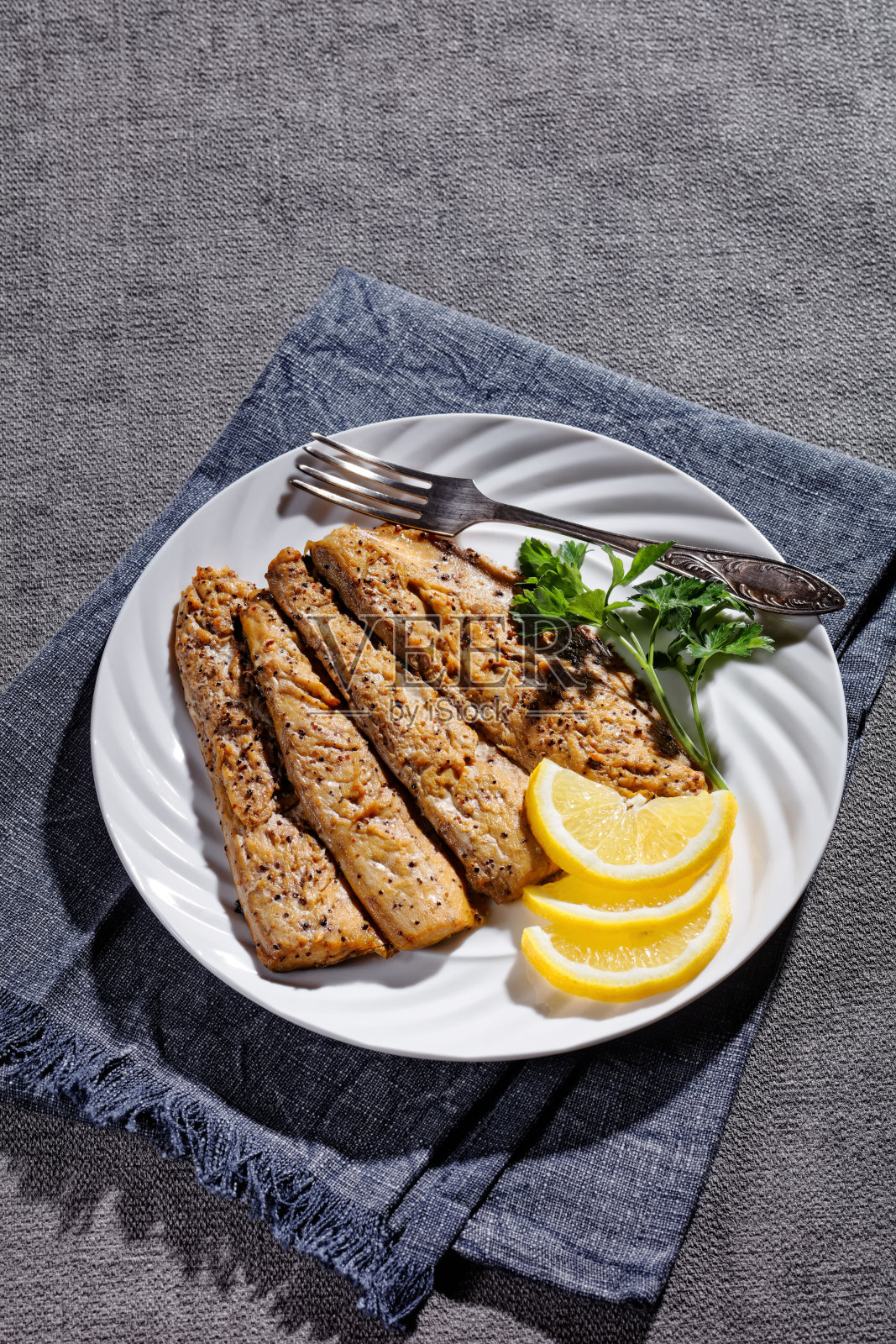 热腾腾的烟熏辣味肉饼，鲭鱼片照片摄影图片