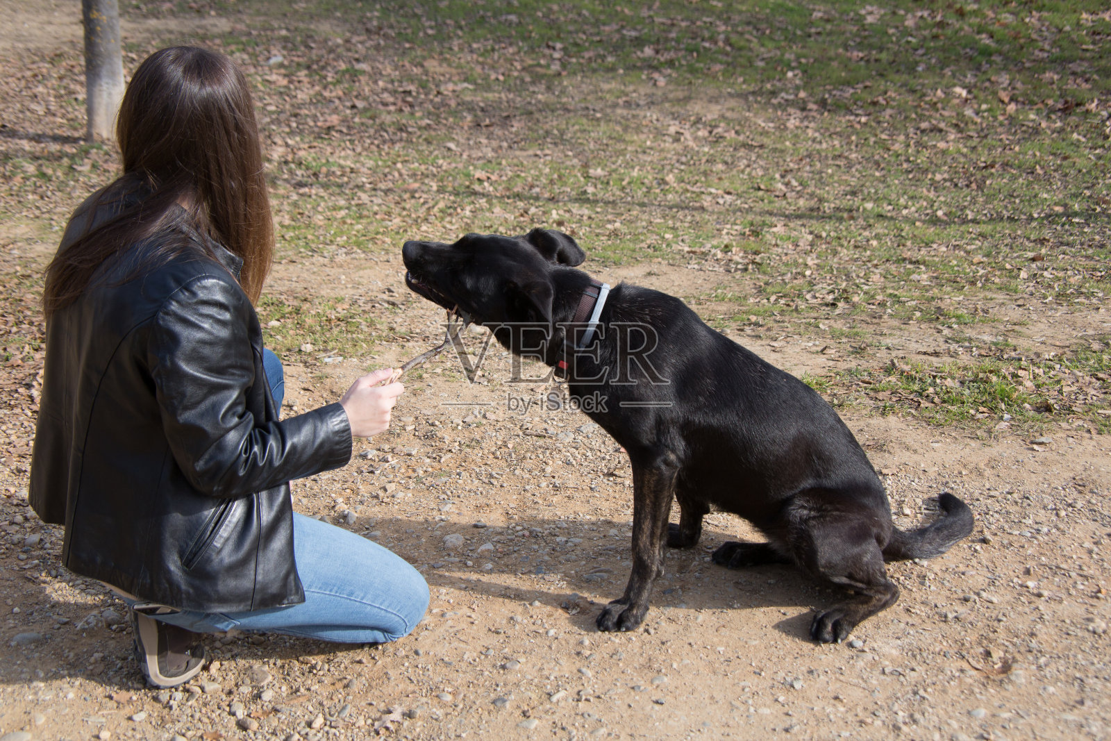 一个小女孩在公园里做着有趣的手势照片摄影图片