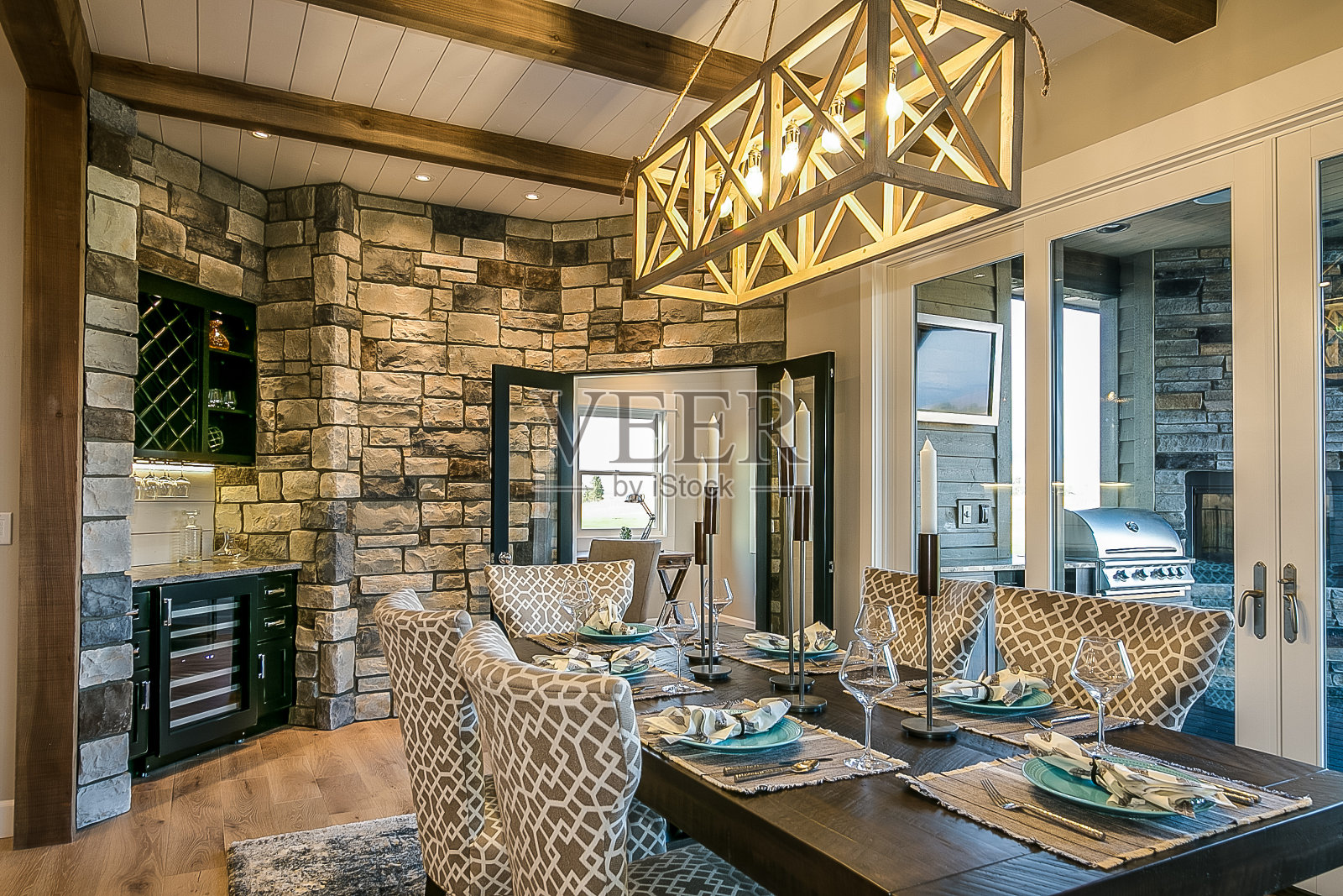 餐厅与石材重音墙和葡萄酒冰箱照片摄影图片