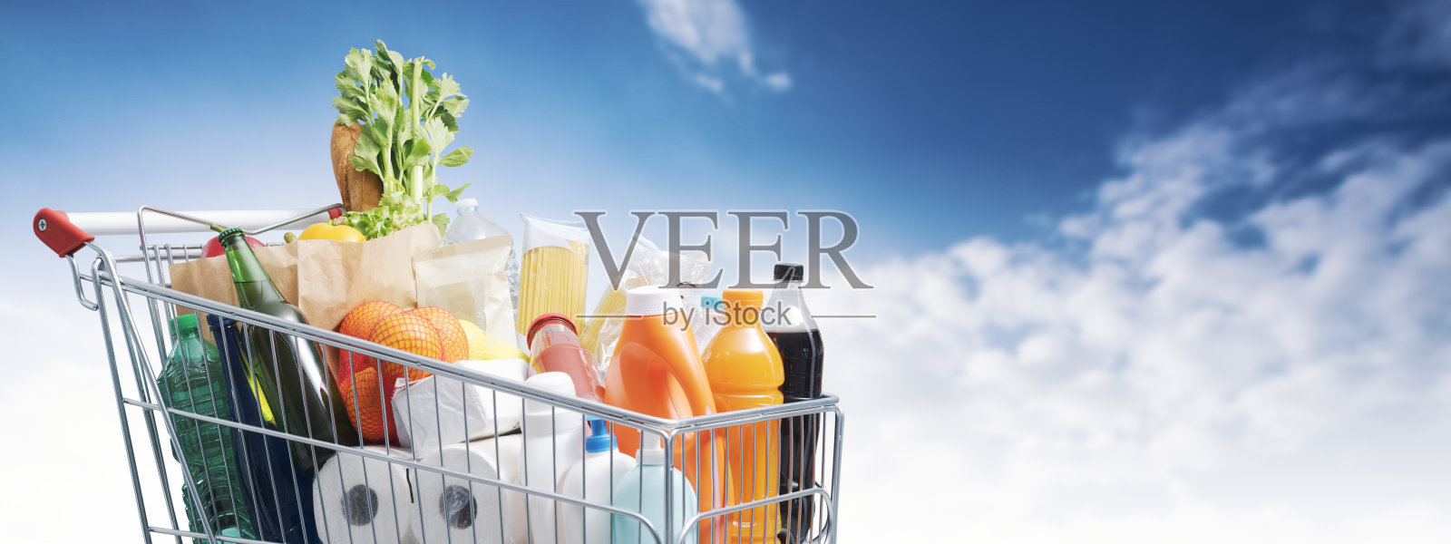 满载购物车，碧空蓝天照片摄影图片